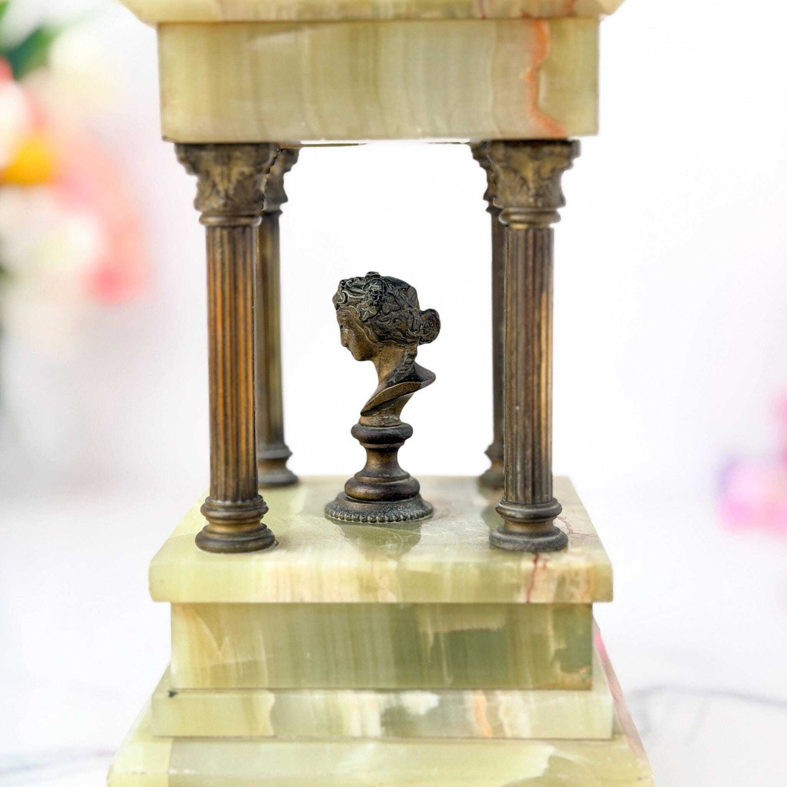 293.0 Antiek groen onyx Grand Tour architectonische tempietto met buste photo