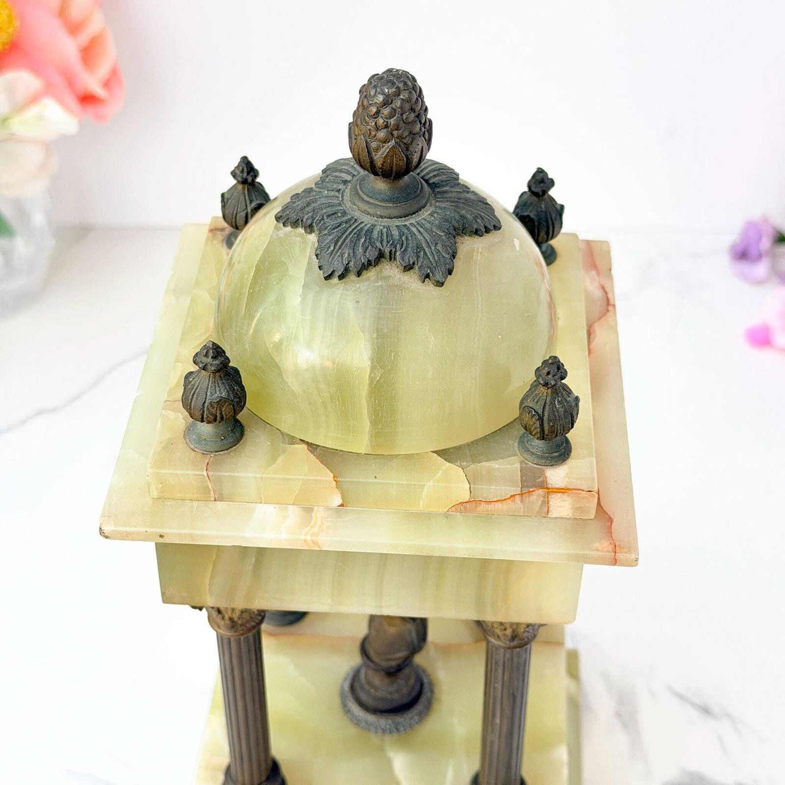 photo for sale Antiek groen onyx Grand Tour architectonische tempietto met buste