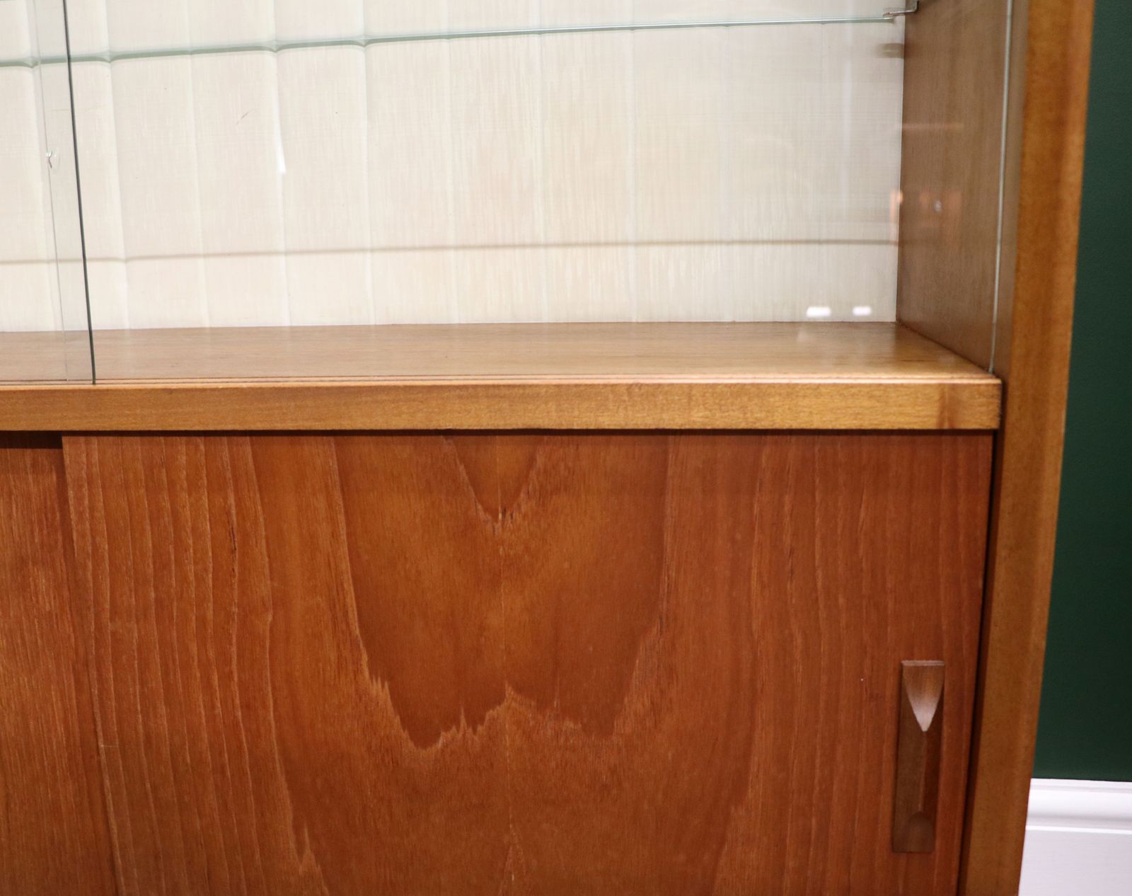 photo vintage A Lovely & Very Usable Mid Century Bookcase Or Display Cabinet By The Renowned Maker Herbert Gibbs.