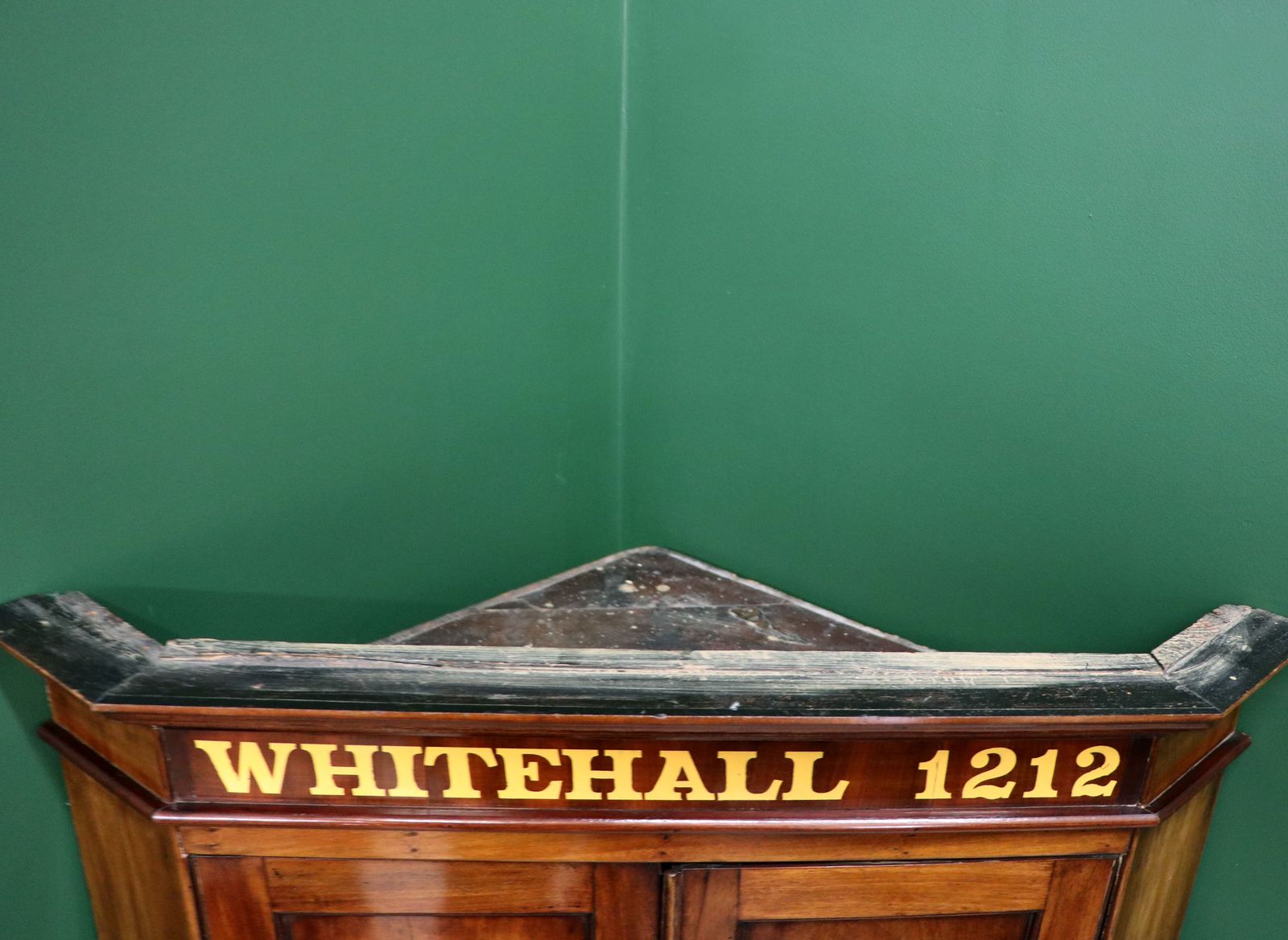 A Lovely George III Mahogany Wall Mounted Corner Cabinet. photo 495.0