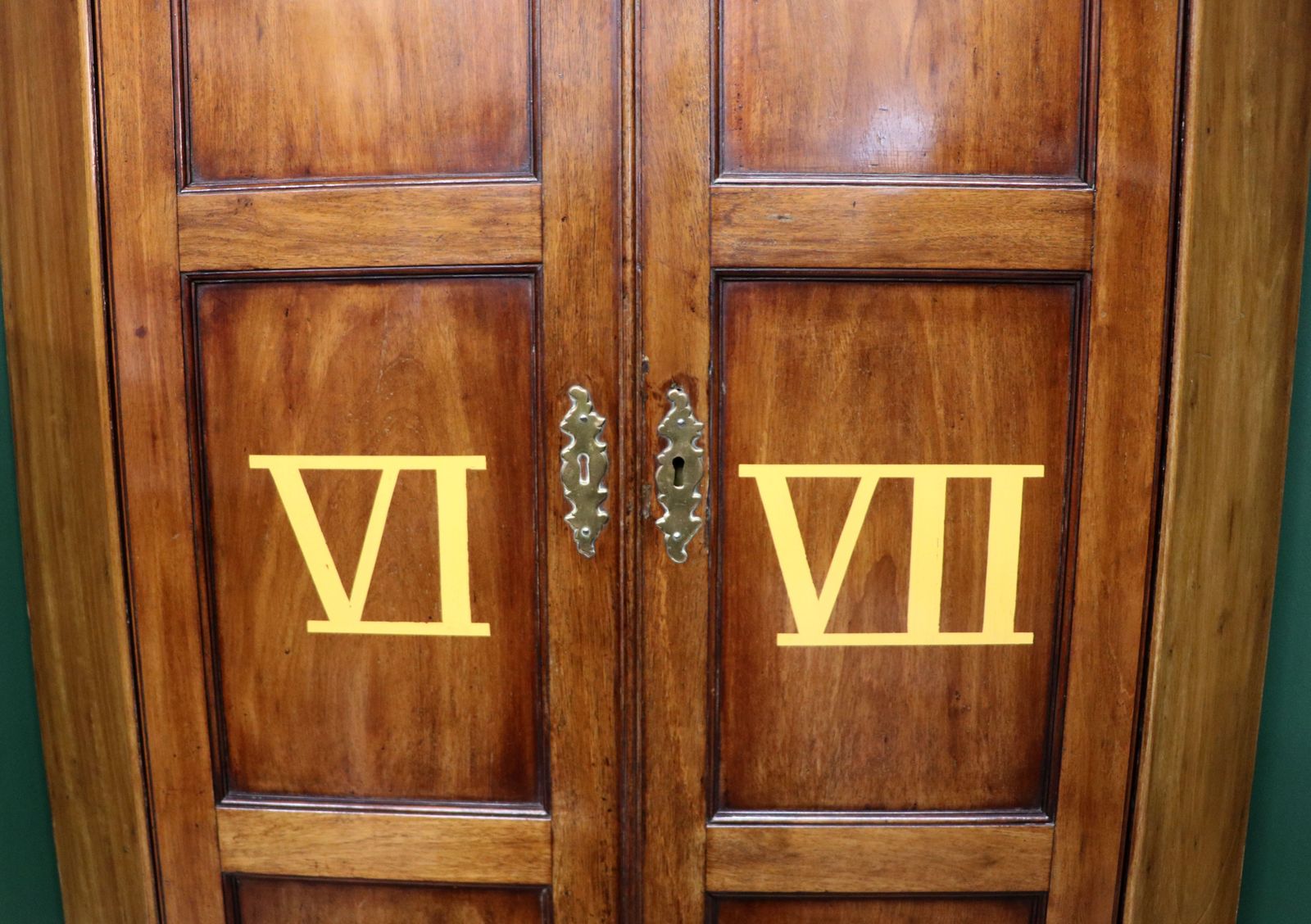 photo vinterior A Lovely George III Mahogany Wall Mounted Corner Cabinet.