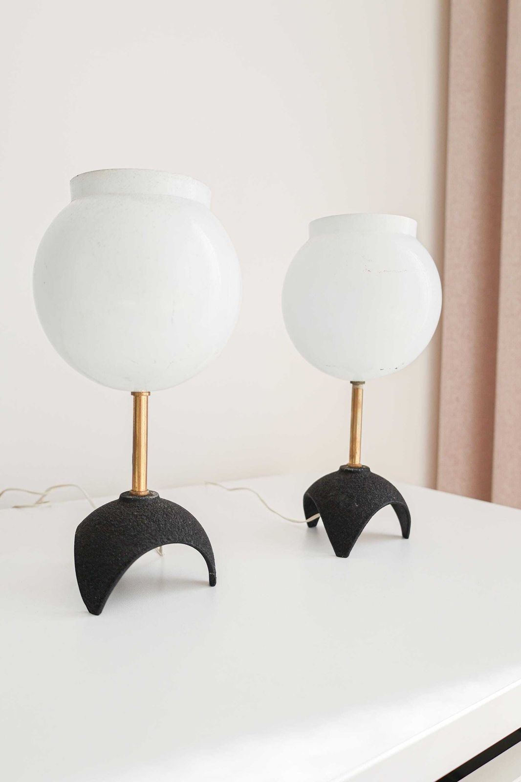 Ensemble de 2 lampes de table mid-century de style Stilnovo photo for sale