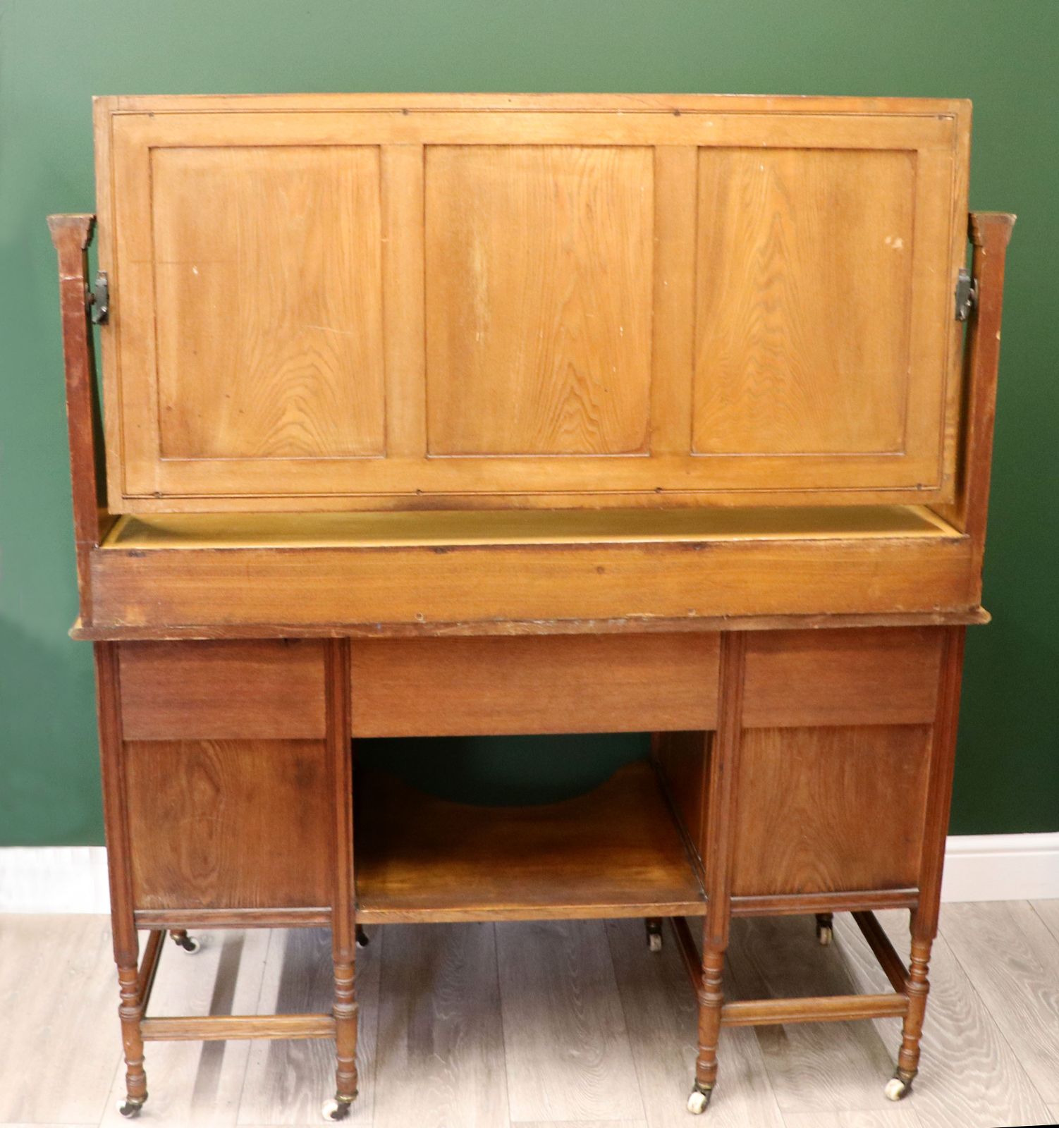 A Lovely Late Victorian American Light Walnut Dressing Table In Superb Original Condition. photo vinterior