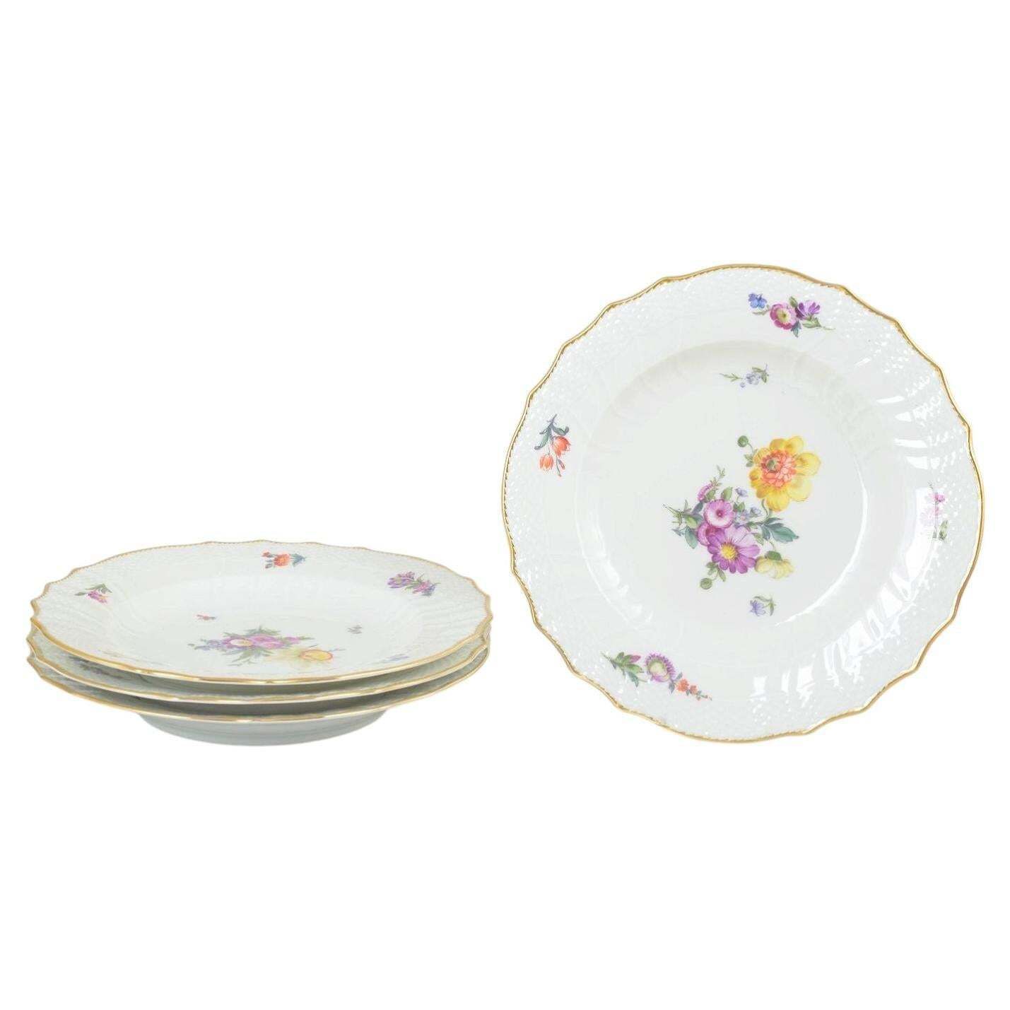 Royal Copenhagen Saxon Flower. Service de quatre assiettes plates en porcelaine. Années 1960