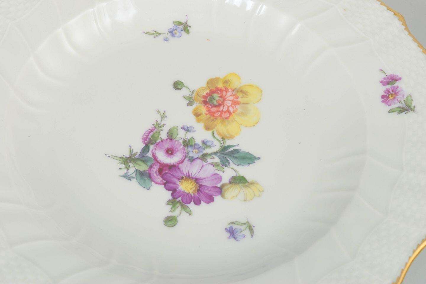 Royal Copenhagen Saxon Flower. Service de quatre assiettes plates en porcelaine. Années 1960 photo for sale