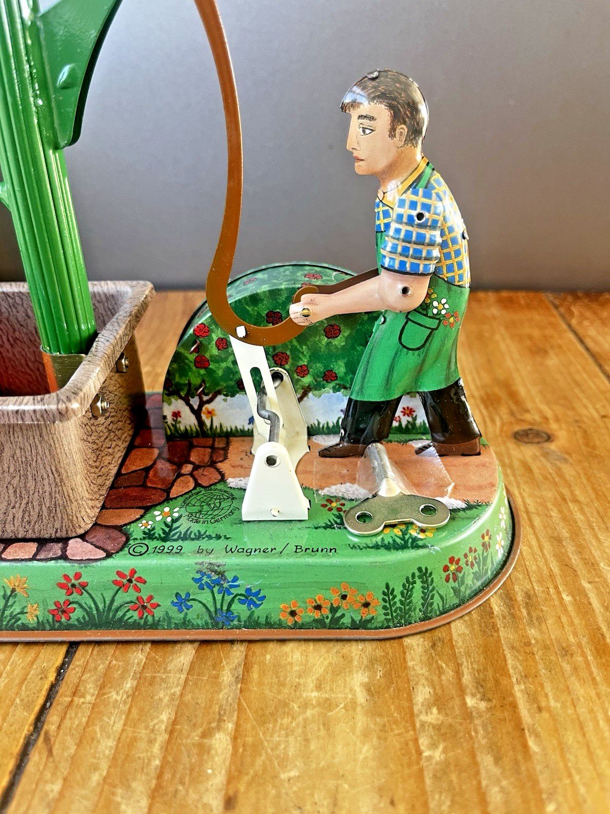 Vintage 1999 Jw Wagner Brunn Village Well Pump German Tinplate Tin Toy Key & Box photo vinterior