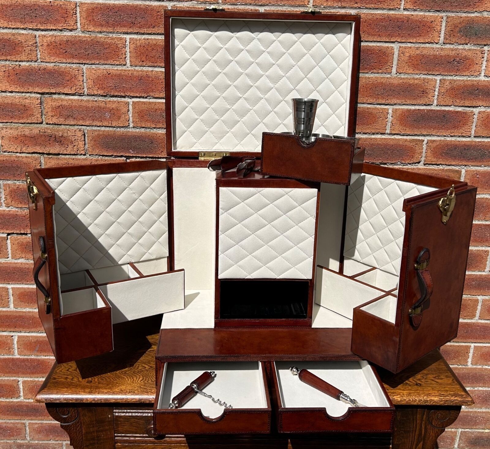 photo vinterior Superb Quality Hand Crafted Antique Style Leather Campaign Portable Drinks Bar