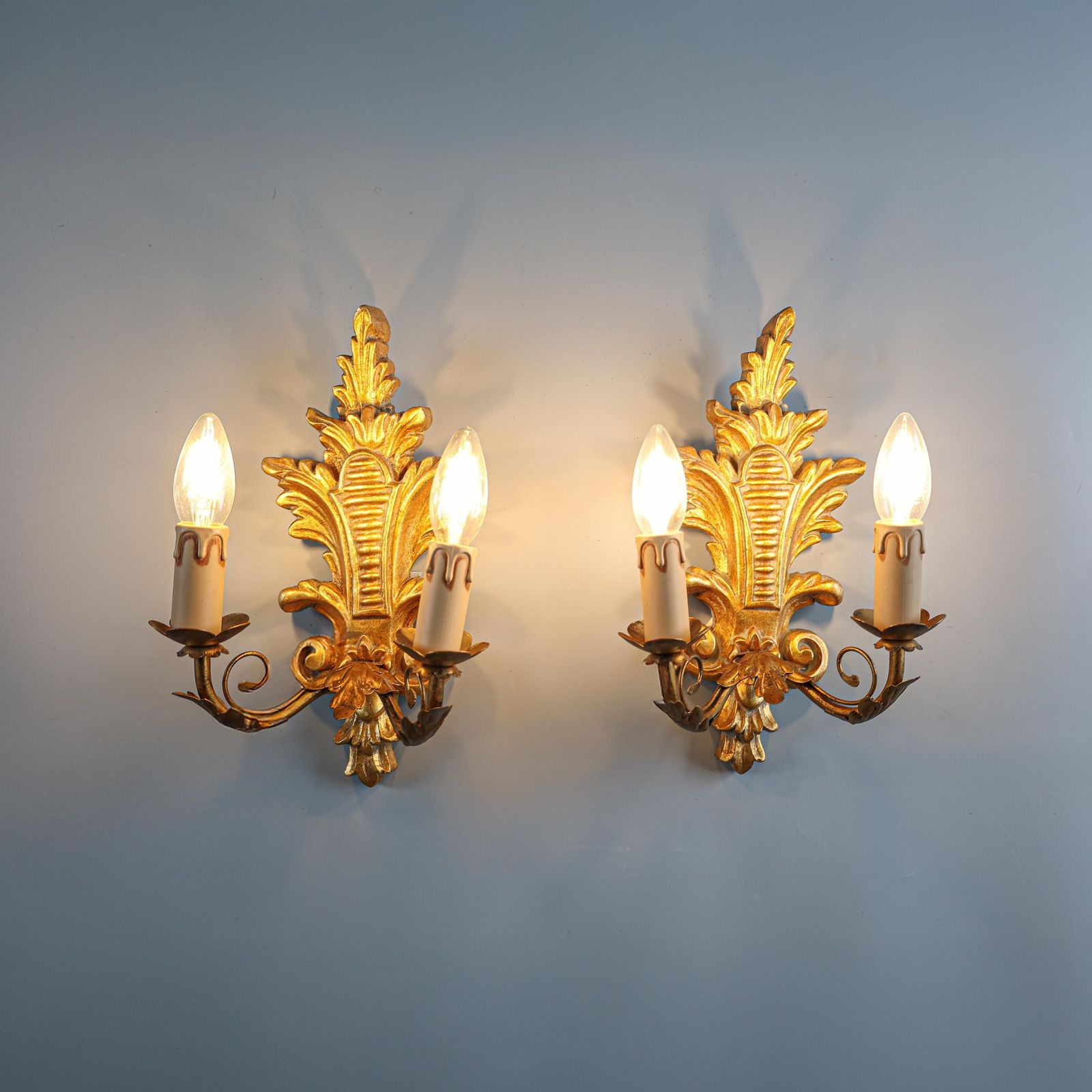 Pair Of Gilt Wood Florentine Wall Lamps, 1960s, Italy. photo vinterior