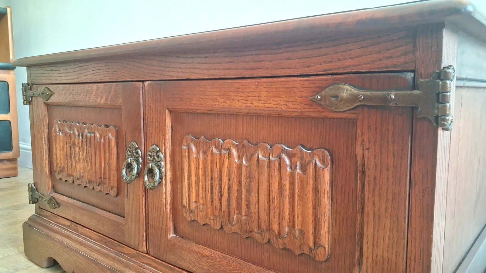 Outstanding Old Charm Solid Oak Linenfold Tv Cabinet /Media Unit photo buy