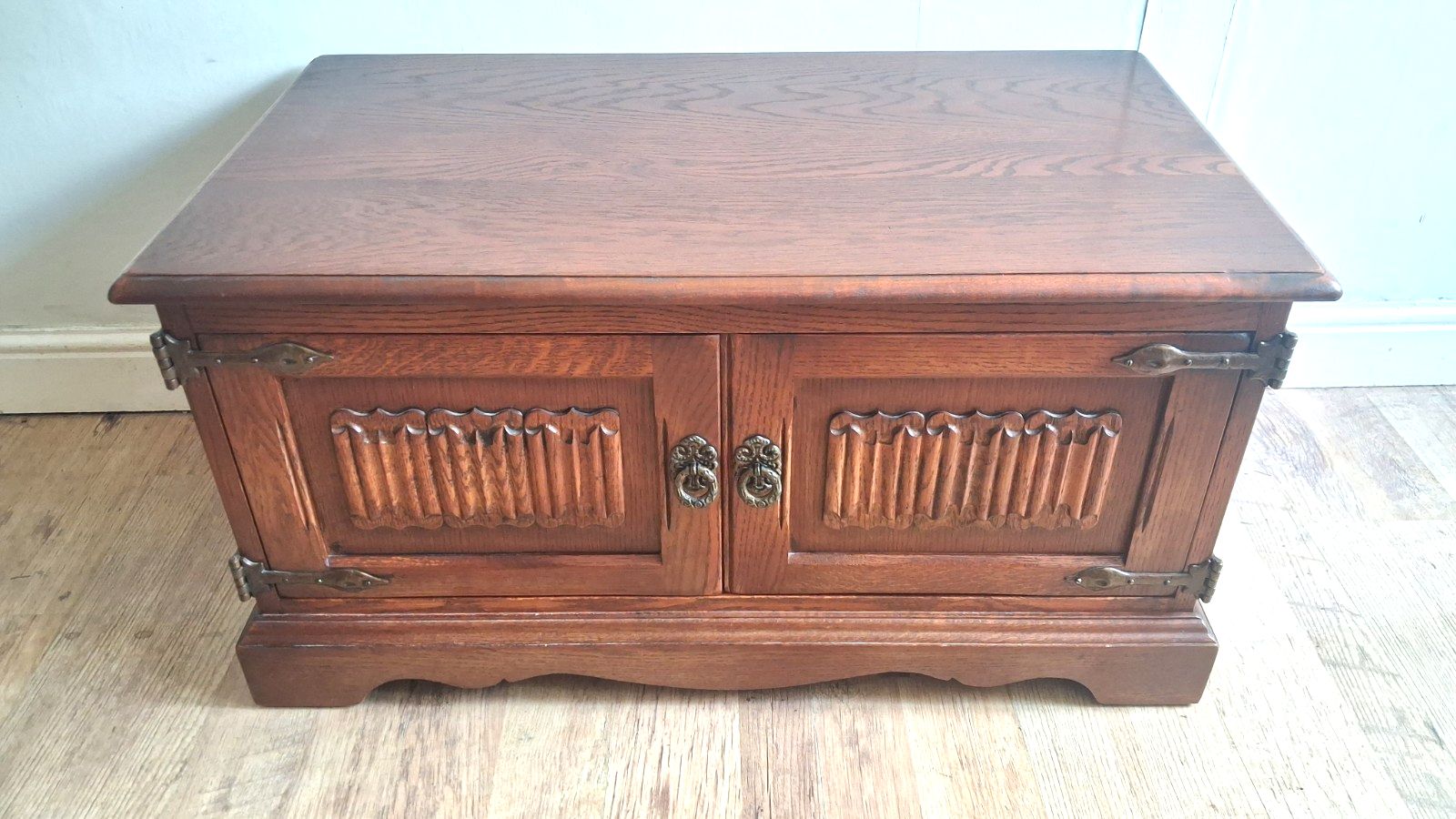 photo vintage Outstanding Old Charm Solid Oak Linenfold Tv Cabinet /Media Unit