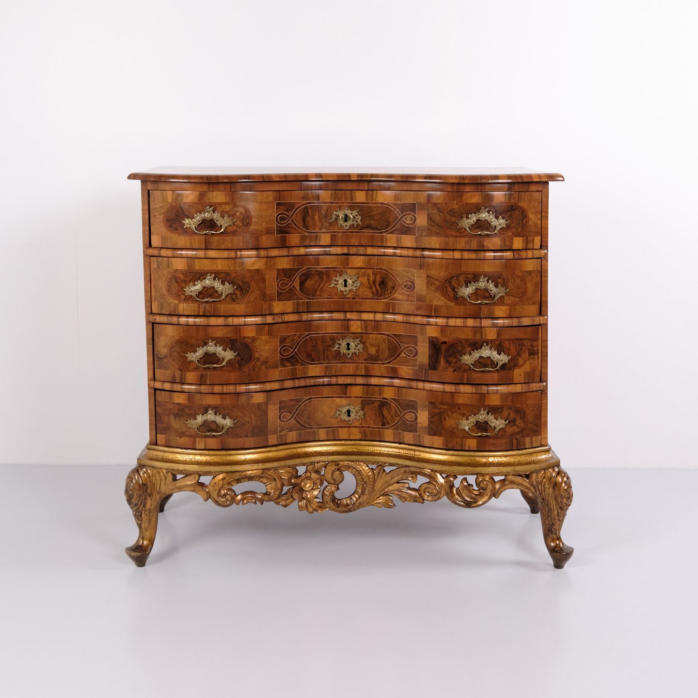 Antique Baroque Chest Of Drawers With 4 Drawers In Polished Walnut With Marquetry And Brass Handles From The 1760s