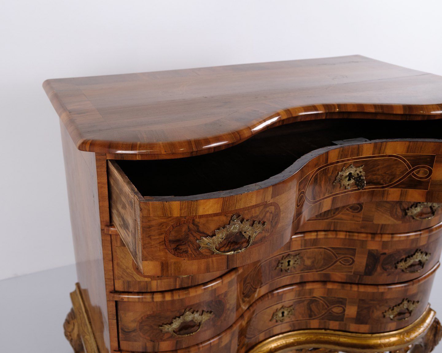 Antique Baroque Chest Of Drawers With 4 Drawers In Polished Walnut With Marquetry And Brass Handles From The 1760s photo 3967.0
