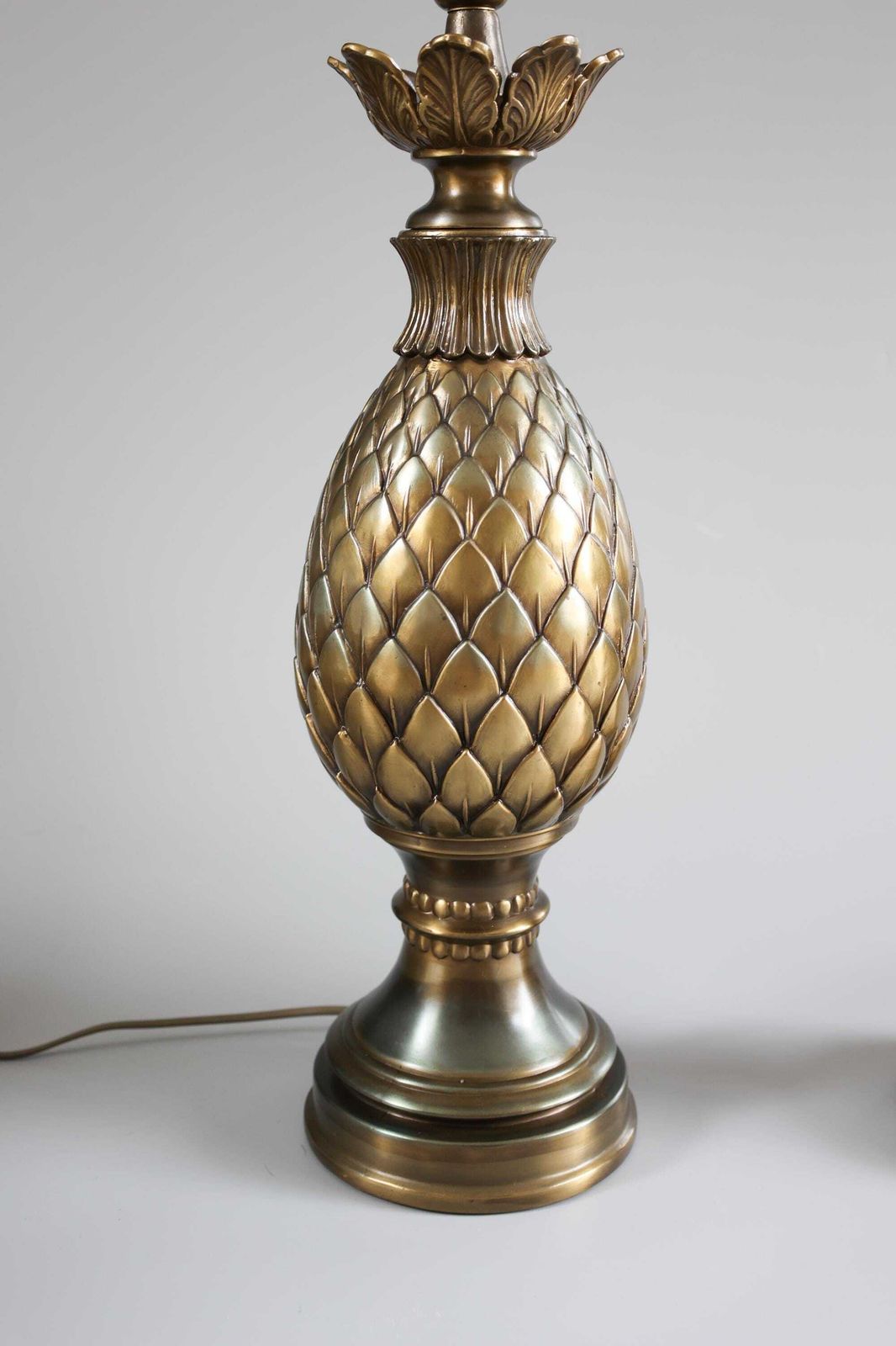 Set van twee Deknudt 'Pineapple' tafellampen, messing, jaren 1970–1980. photo Verlichting
