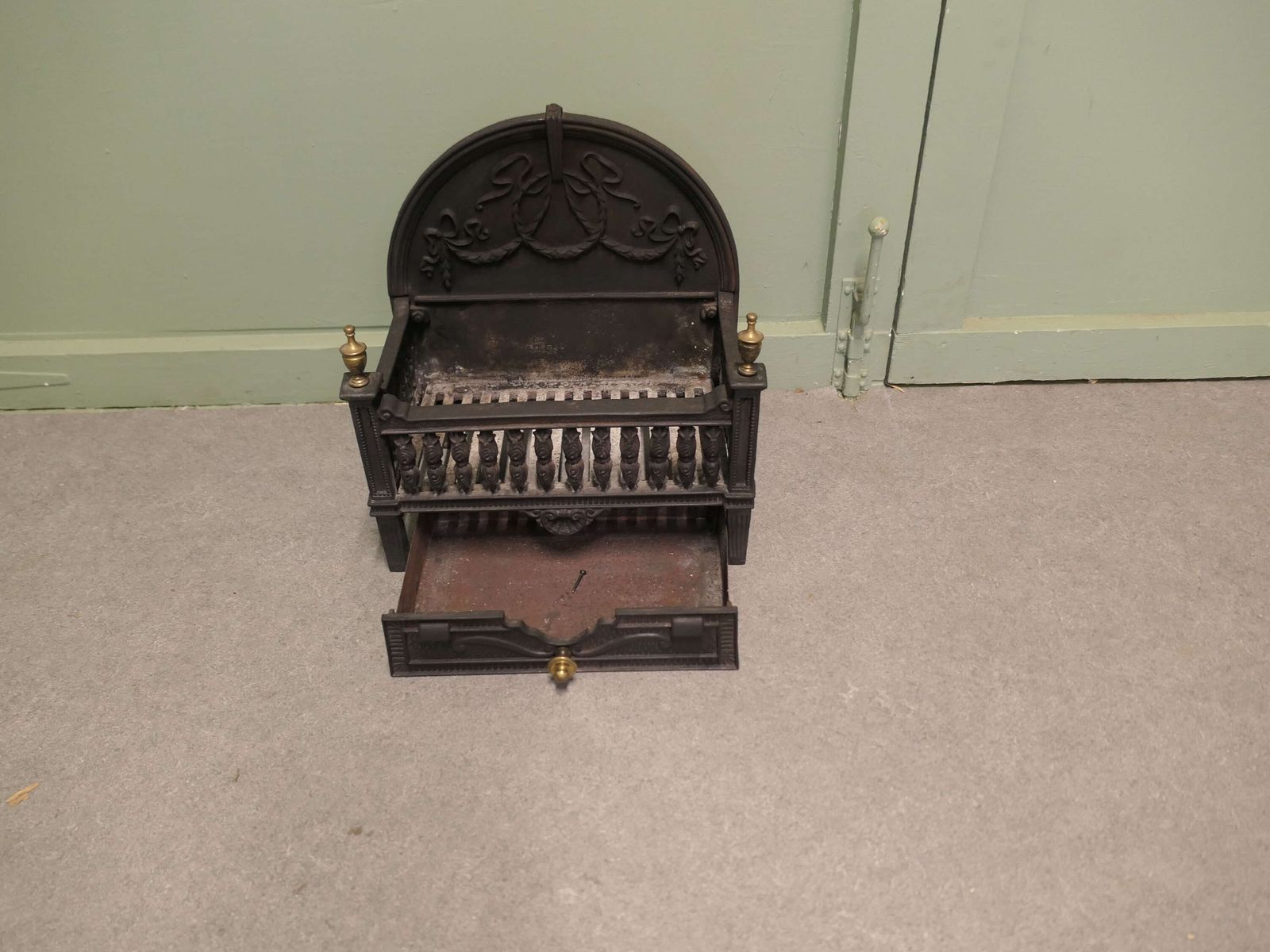 A Good Classical Iron Fire Grate With Ash Tray The Fire Has A Decorative Rounded Back photo 678.0
