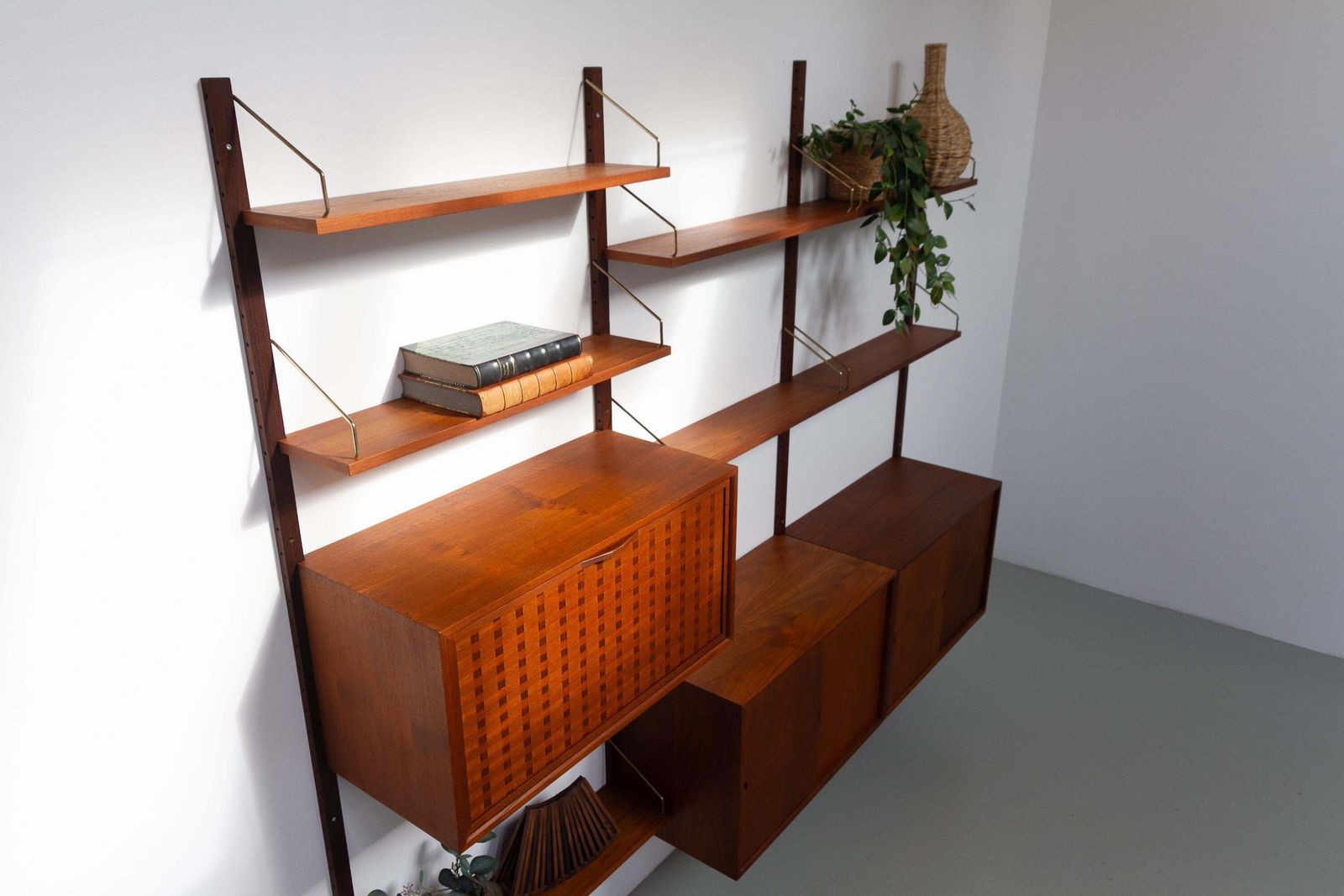 photo vintage Danish Modern 3 Bay Modular Teak Wall Unit By Poul Cadovius For Cado, 1960s.
