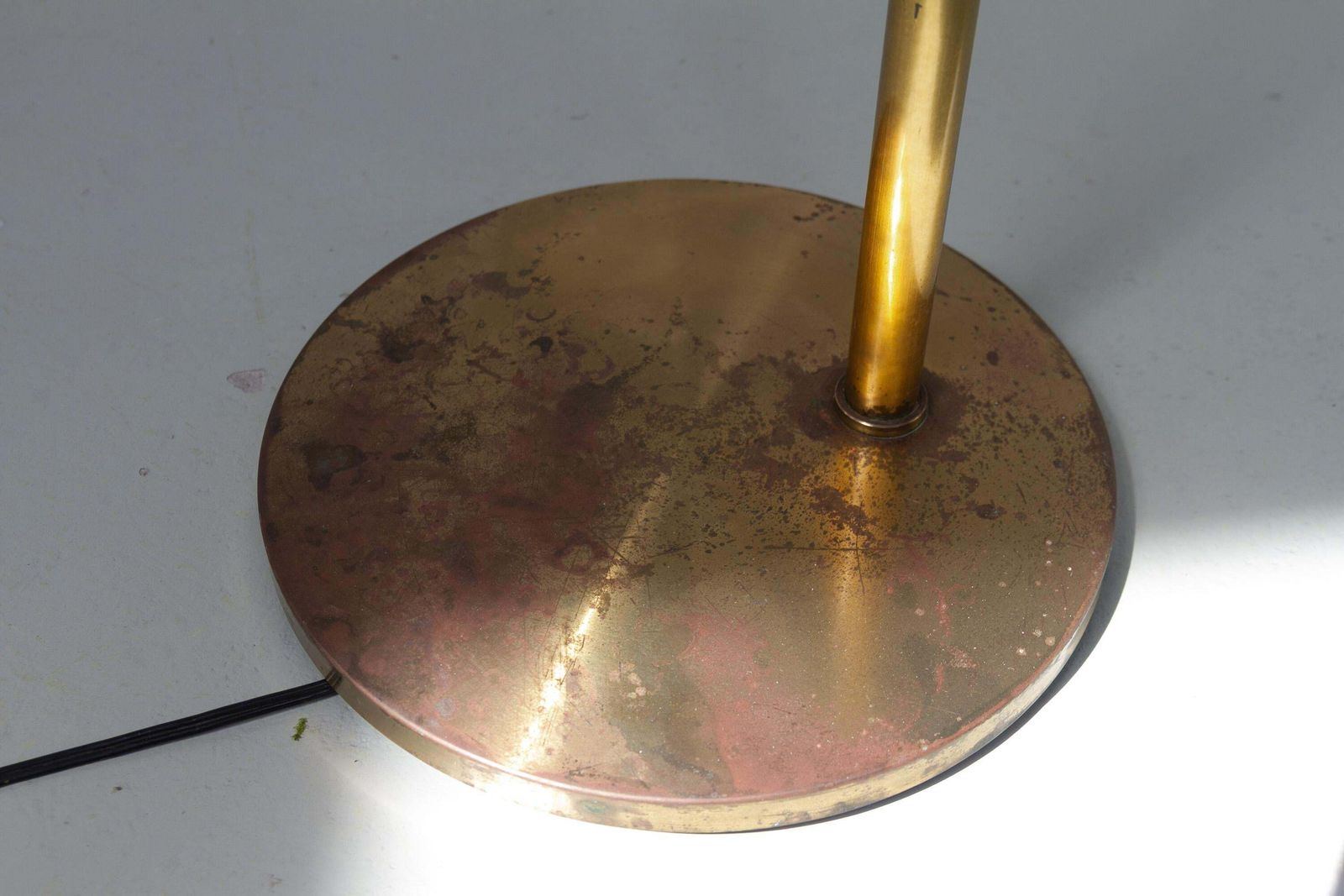 photo vinterior Scandinavian Art Deco Floor Lamp In Brass And Glass, 1920s.