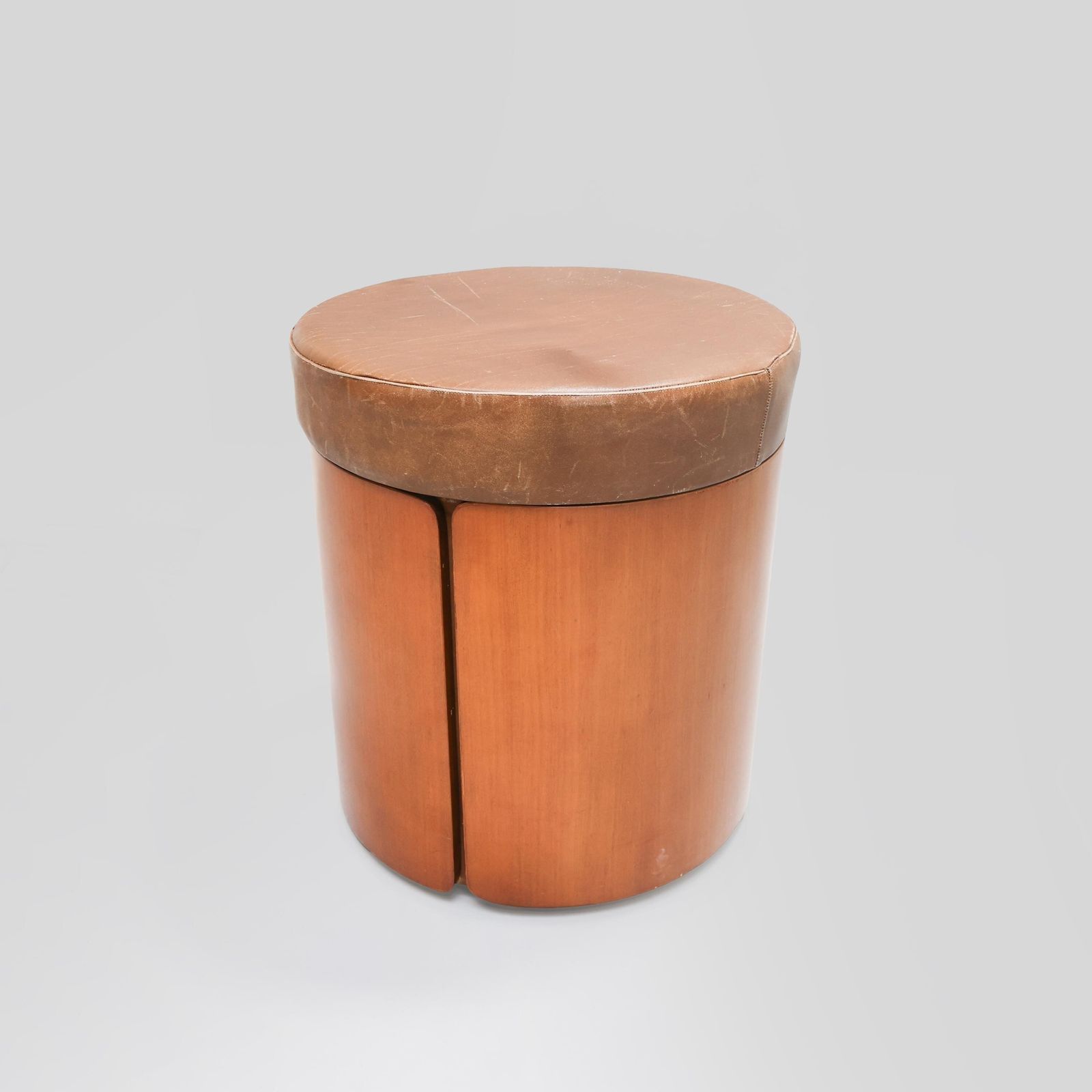 Vintage houten kruk met leren bekleding, toegeschreven aan Carlo De Carli, jaren 1970. photo furniture