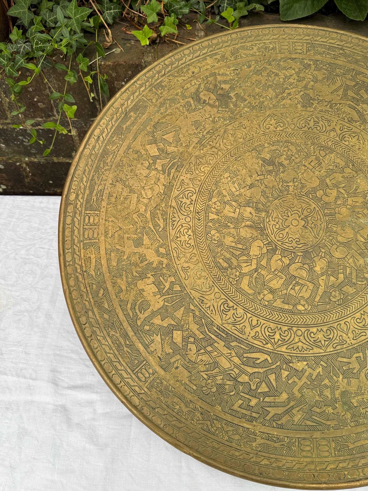 photo vintage Early 1900s Banaras Benares Engraved Brass Table Top Wall Plaque, Brass Wall Plate Or Brass Charger