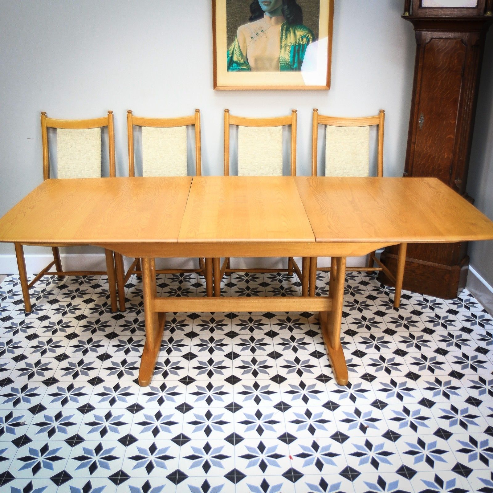 photo vinterior Ercol Windsor Large Extending Dining Table And Four Windsor Penn Chairs