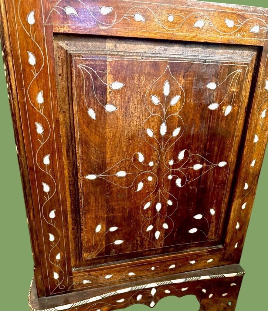 photo vintage A Lovely Decorative Syrian Inlaid Five Drawer Commode With Serpentine Front And Carrera Marble Top