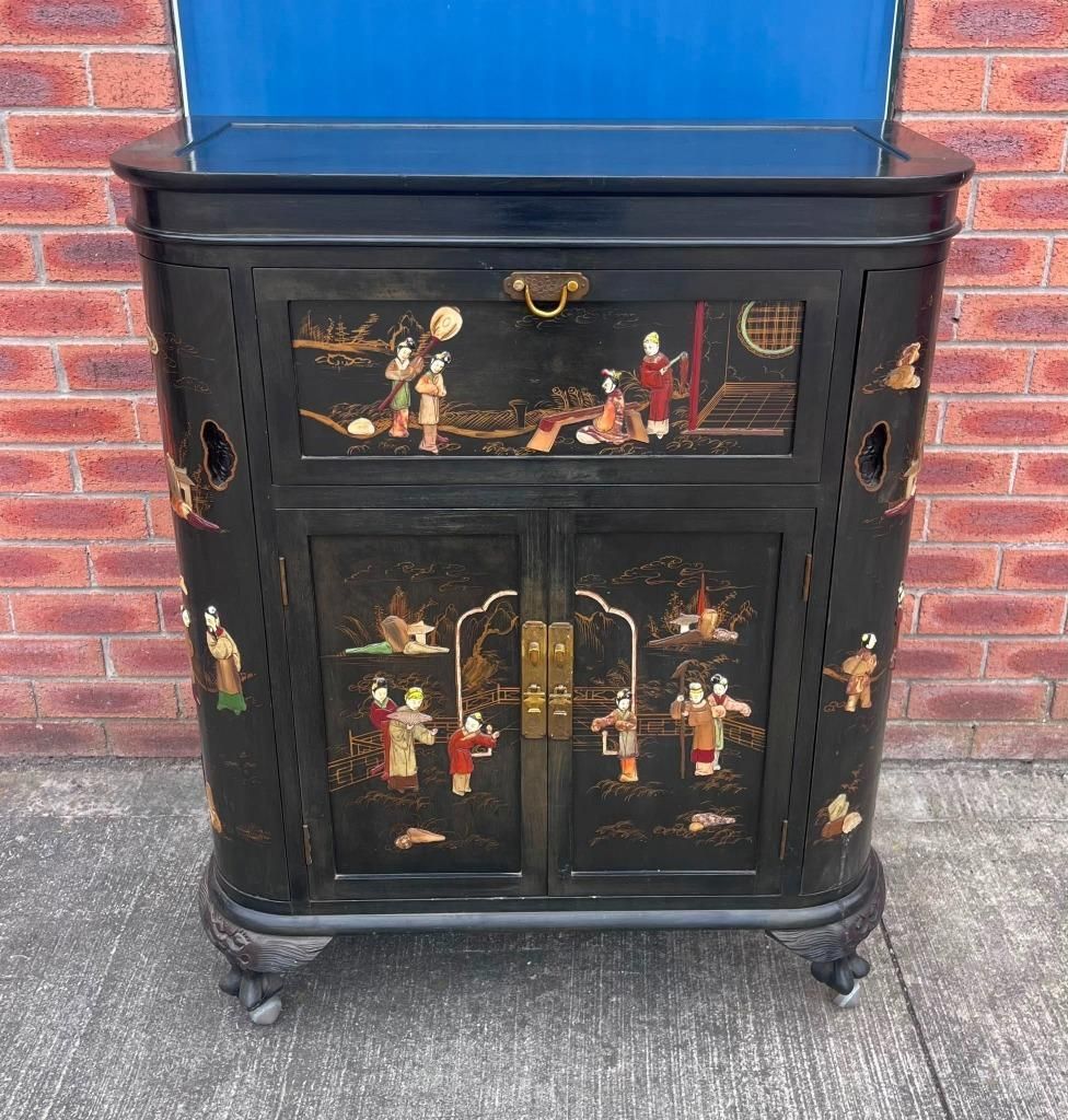 photo vintage Vintage Chinese Black Lacquer With Oriental Figures Cocktail Bar Drinks Cabinet