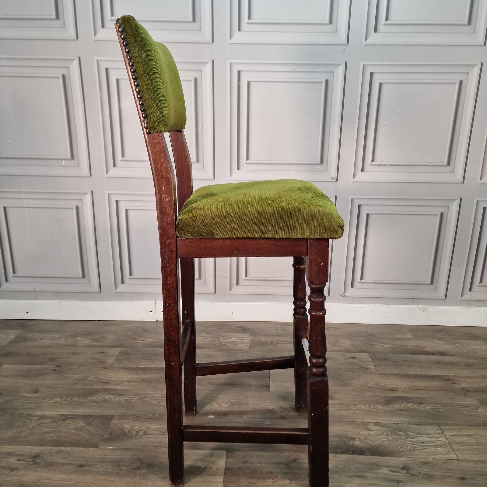 photo vintage Vintage Tall Stool Chair Upholstered Green Solid Wooden Breakfast Bar Seat Pub