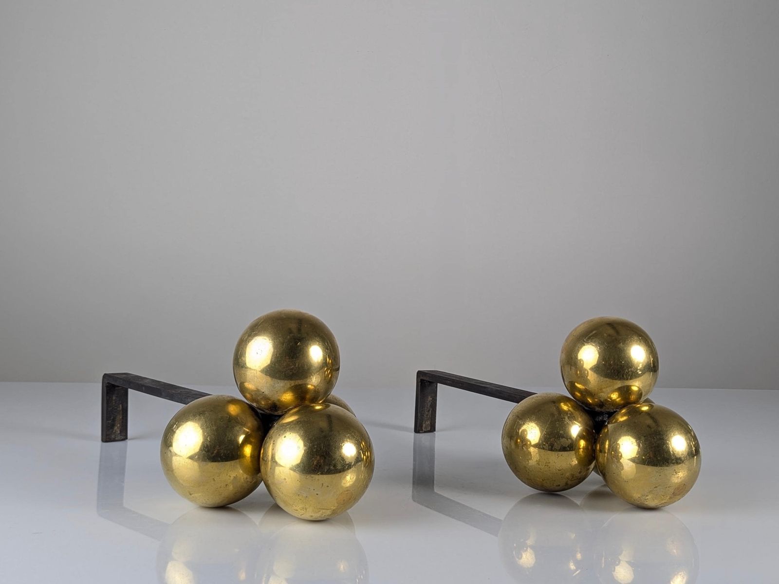 Chenets en bronze et fer forgé, par Jacques Adnet, années 1930
