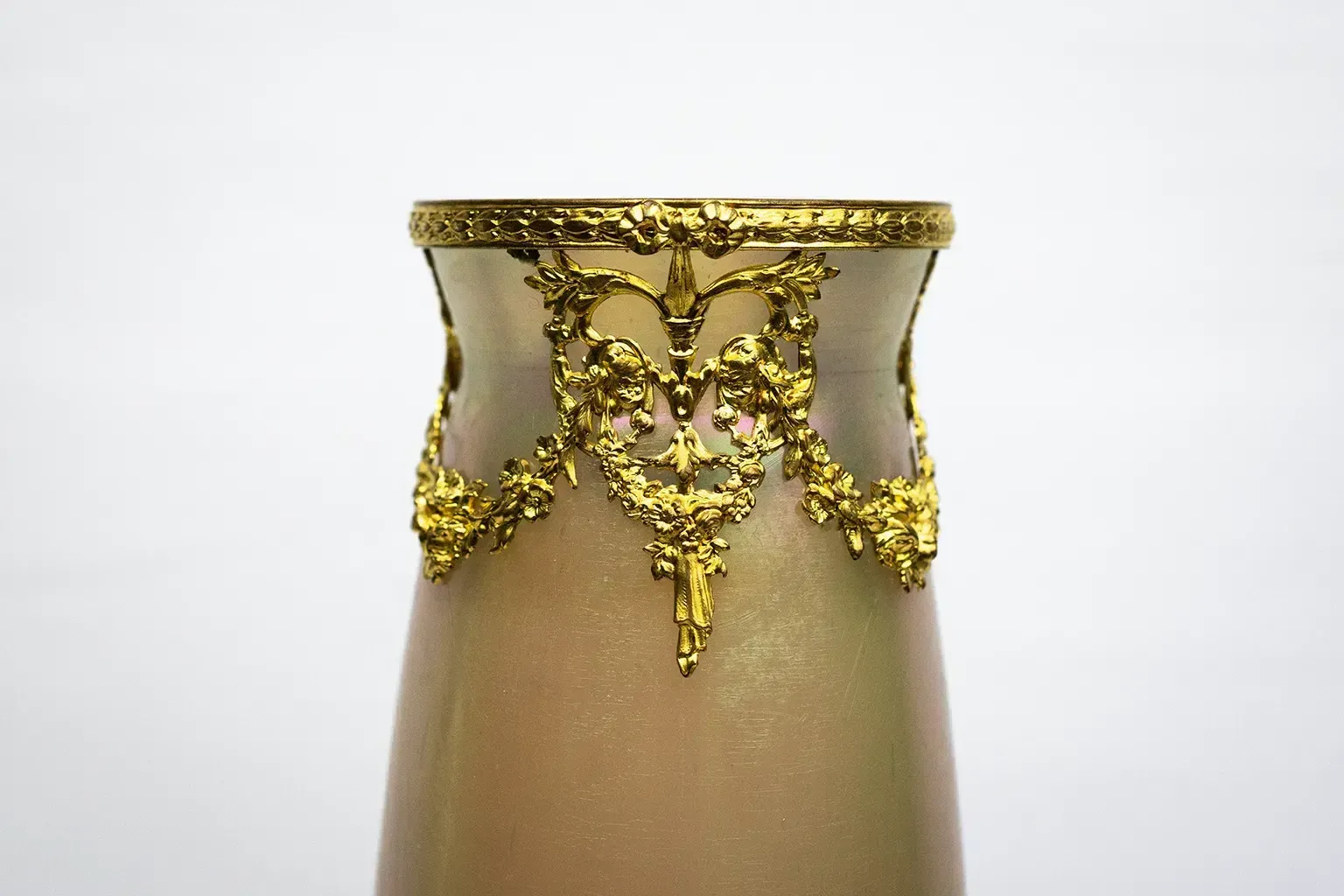 Art Nouveau-vaas in iriserend gemarmerd glas, in de stijl van Loetz — vergulde metalen montuur, Bohemen, ca. 1900 photo for sale