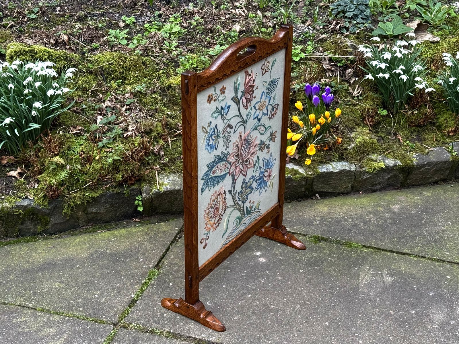 photo vinterior A Rupert / Nigel Griffiths Monastic Carved Oak Fire Screen / Stand
