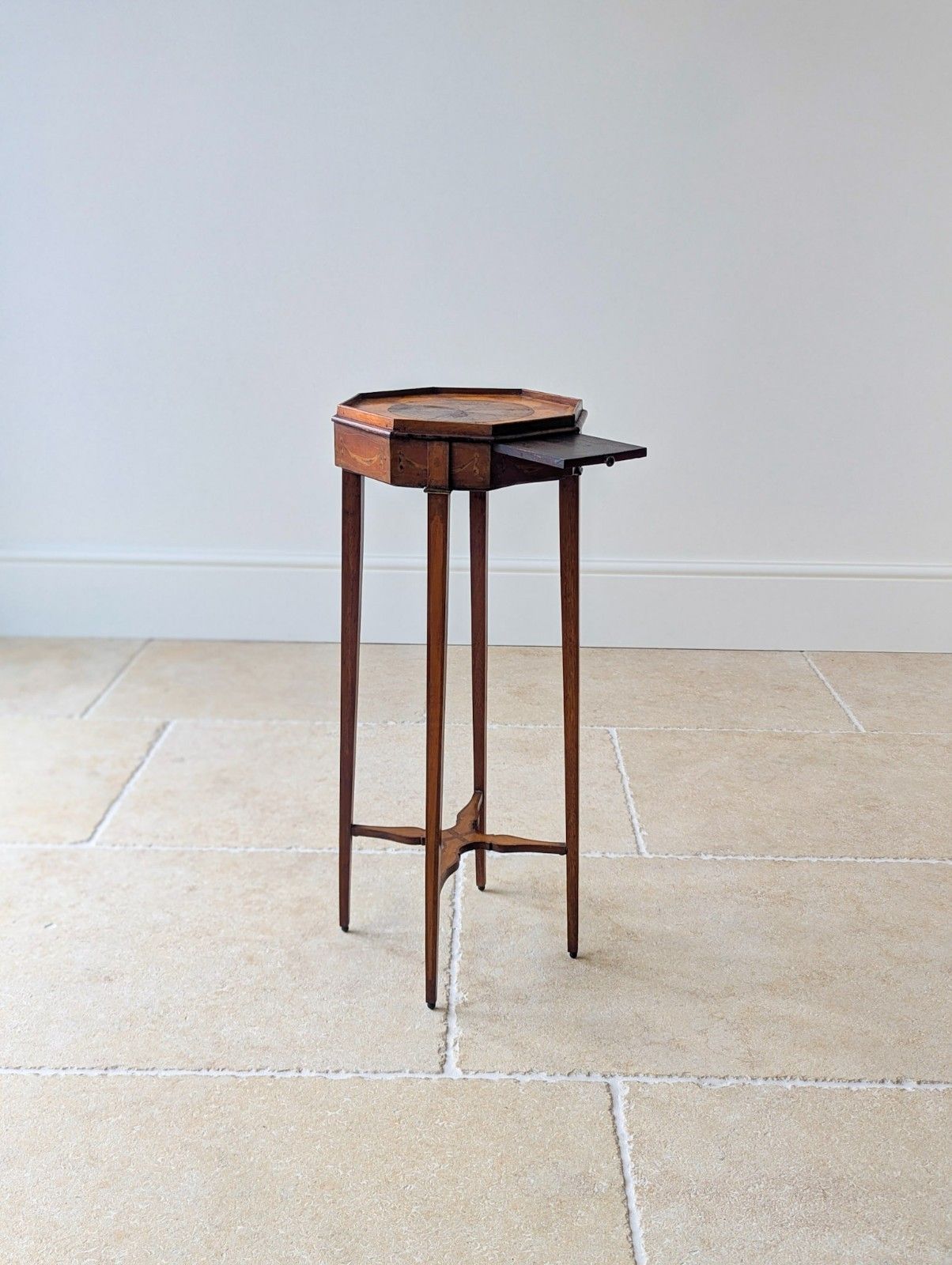 photo vintage Antique Georgian Mahogany Octagonal Sheraton Urn Stand C.1780