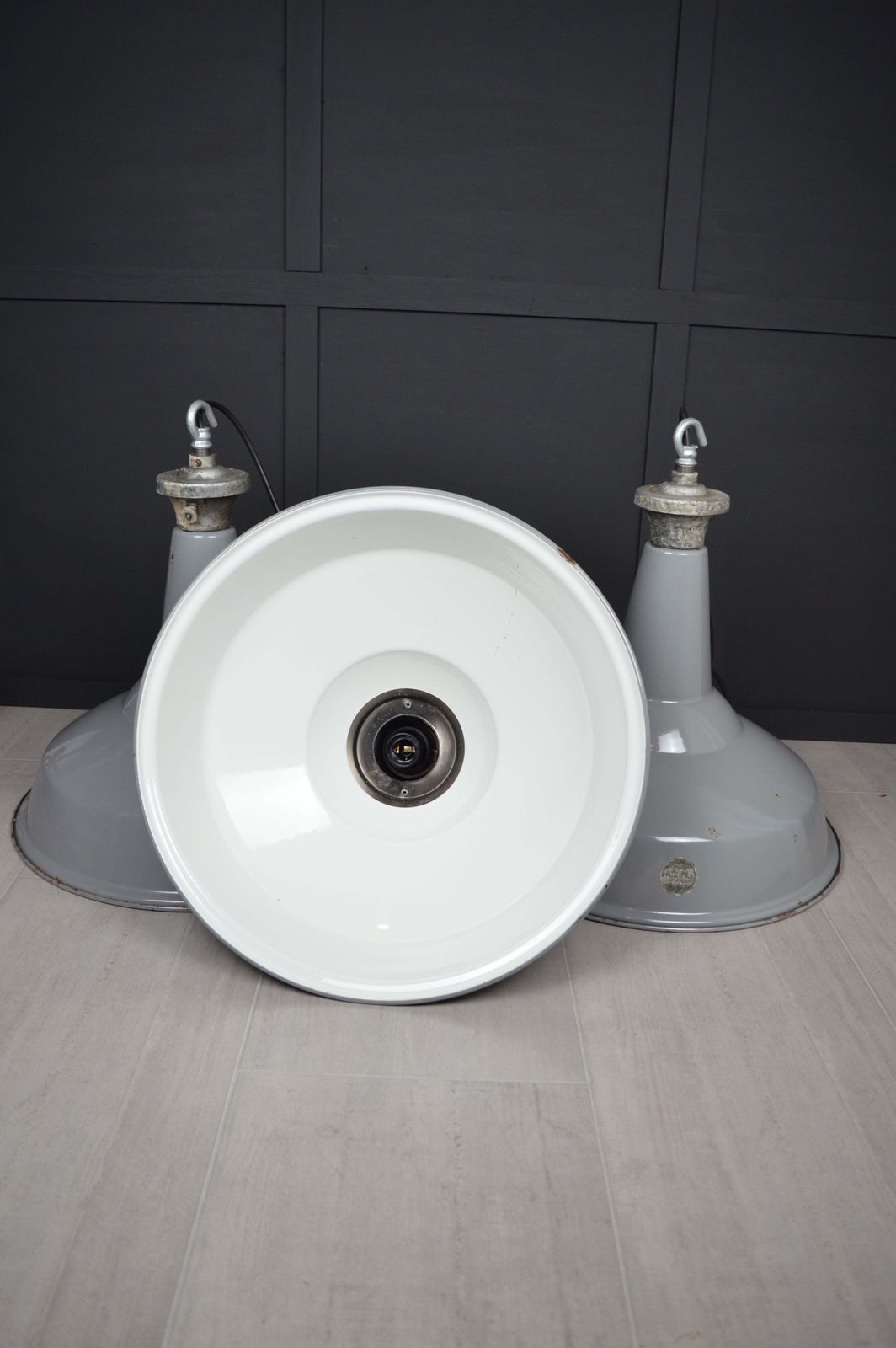 photo vinterior Vintage Xl Benjamin Industrial Enamel Lights