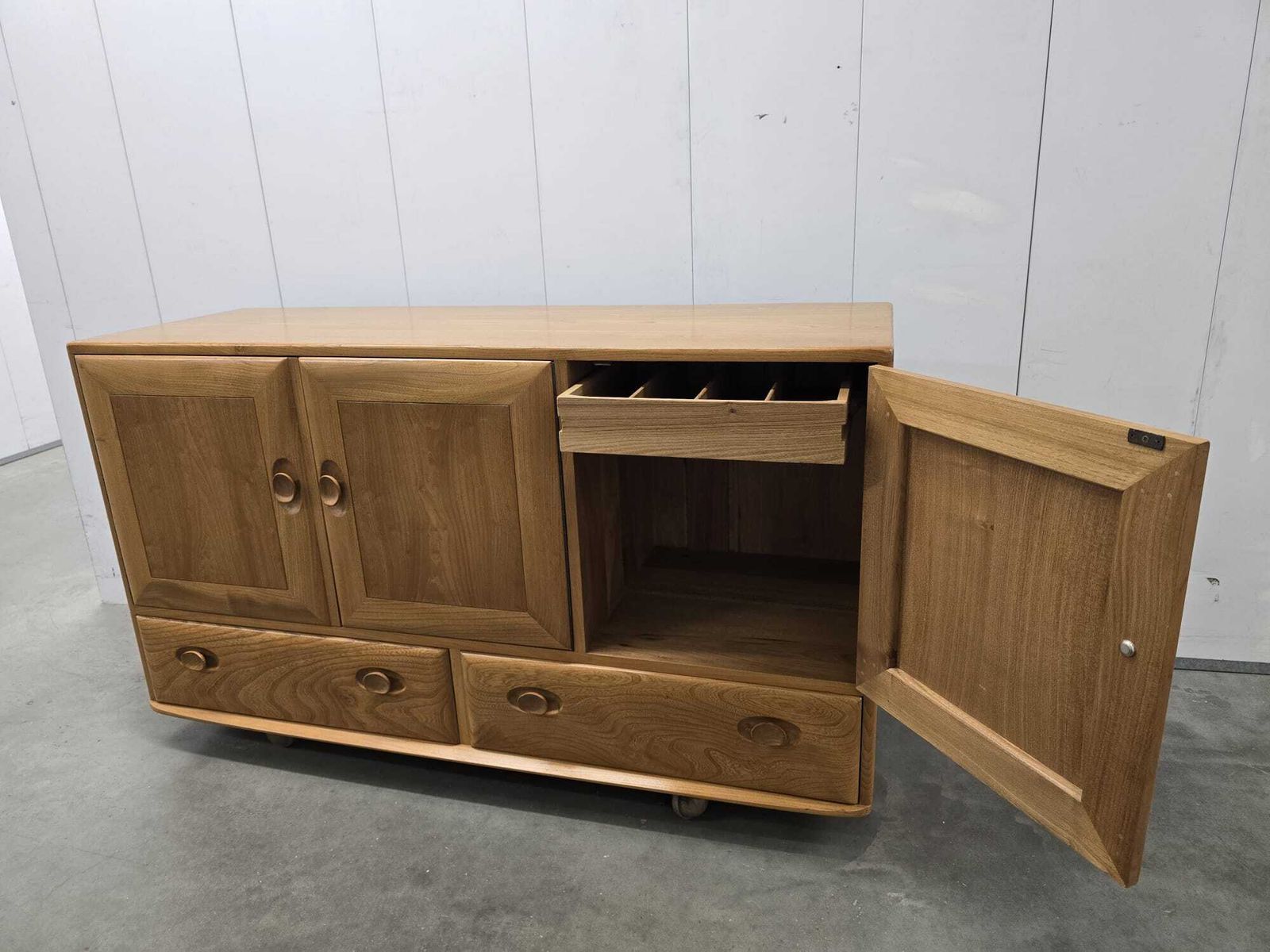 photo furniture Ercol Windsor 468 Sideboard, 1980s