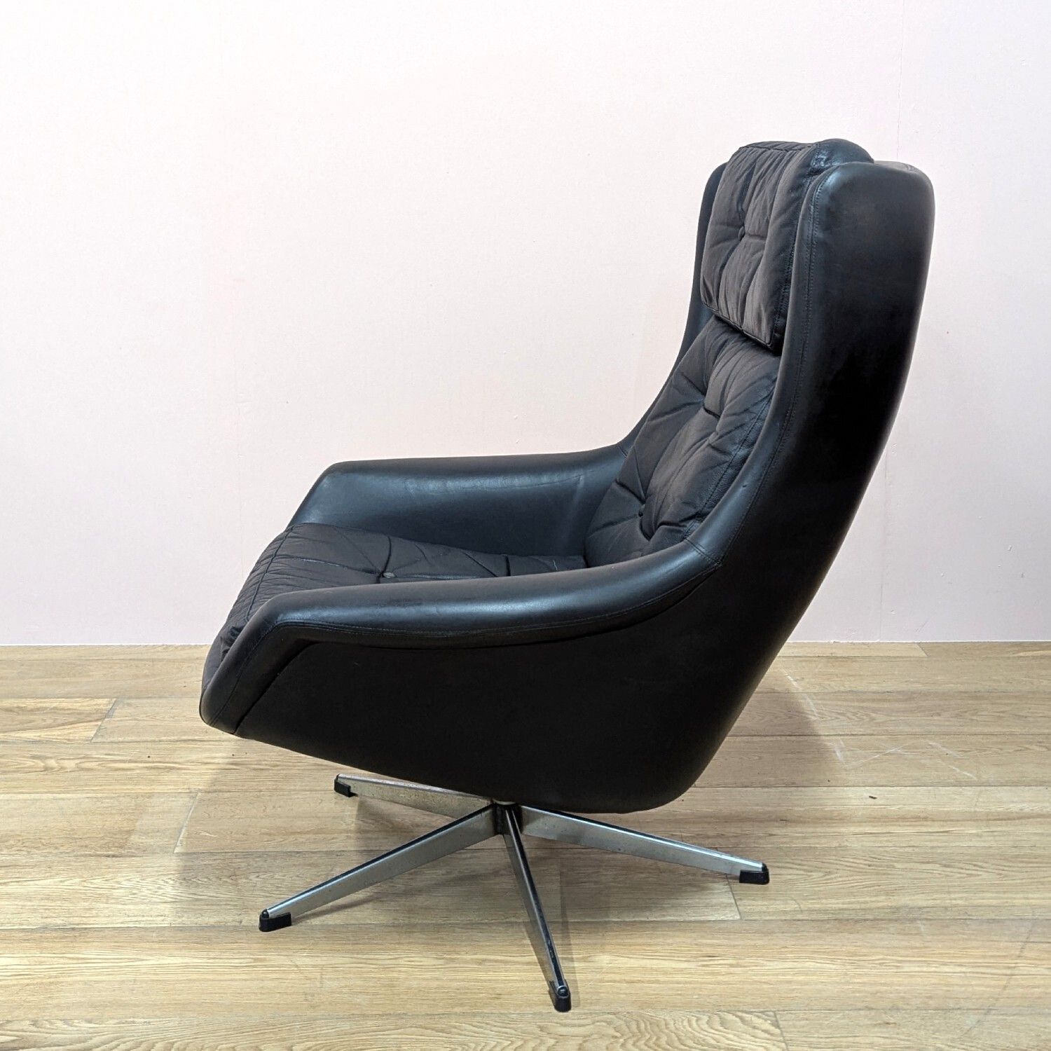 photo vinterior Midcentury Danish Black Leather Swivel Lounge Chair