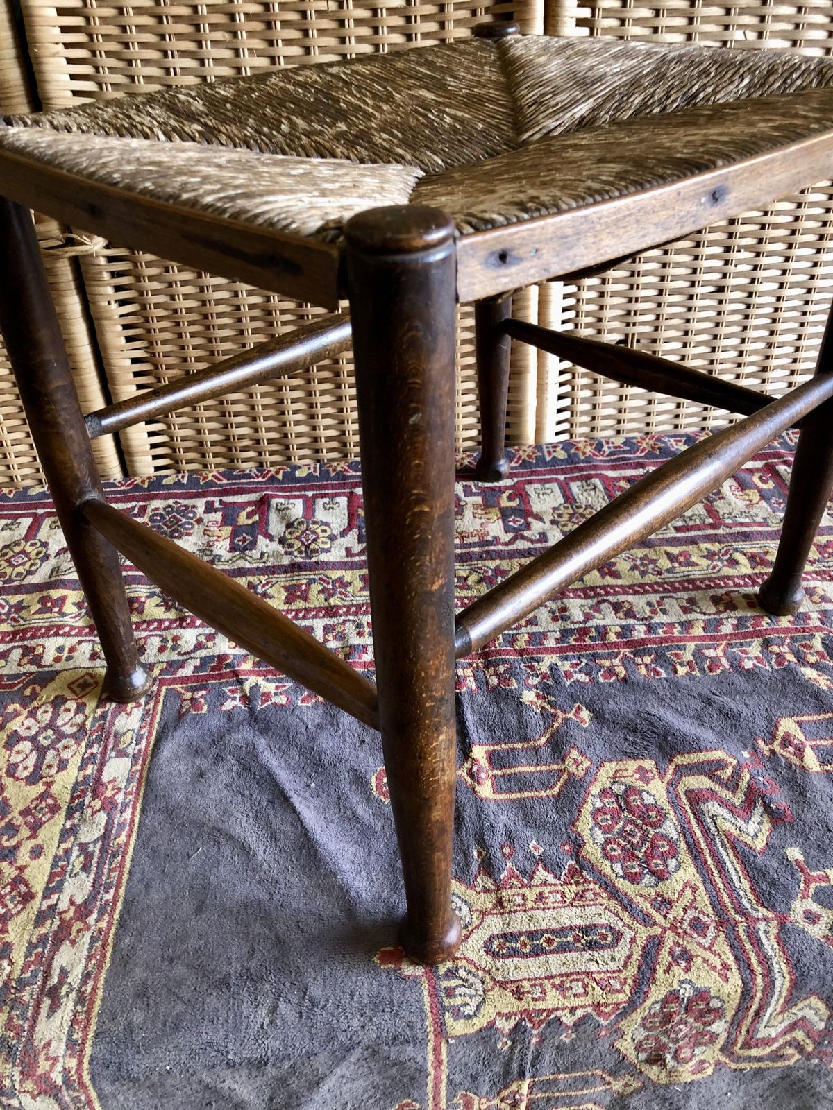 photo vintage Antique Stool With Rush Seat