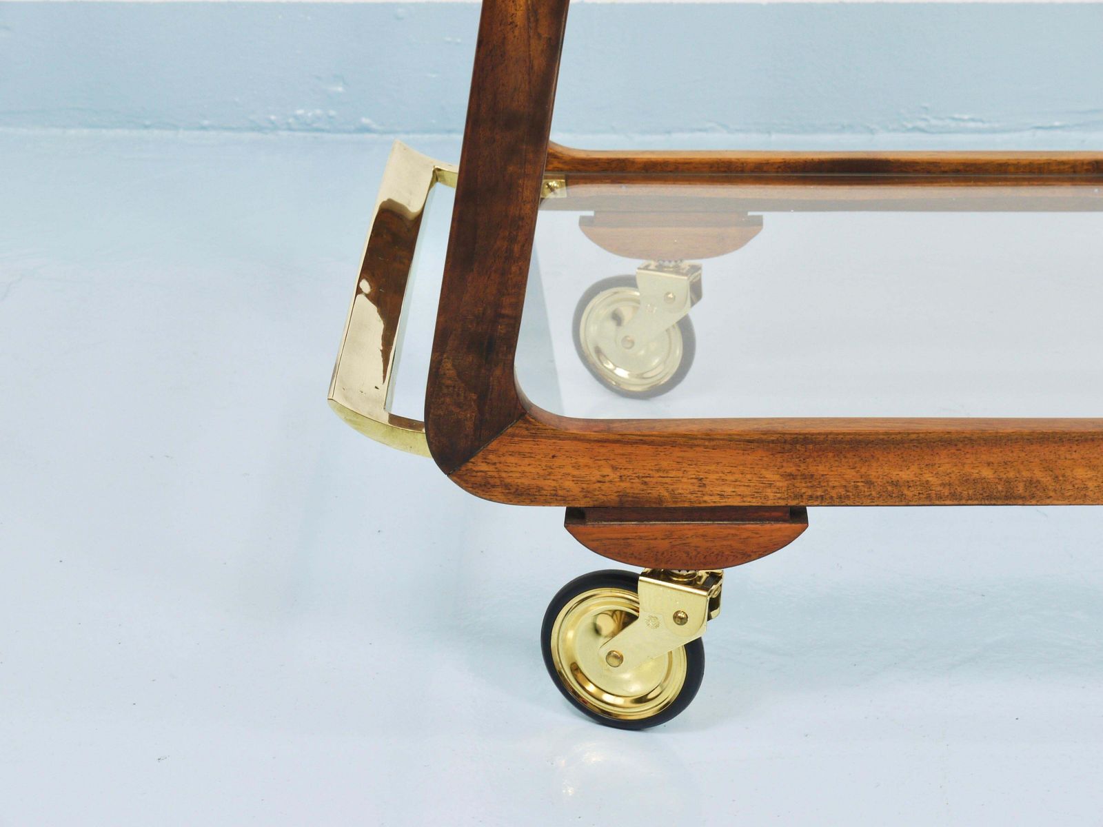 Mid-Century walnoot messing barkar serveertrolley, ca. jaren 1950, toegeschreven aan Oswald Haerdtl photo vinterior