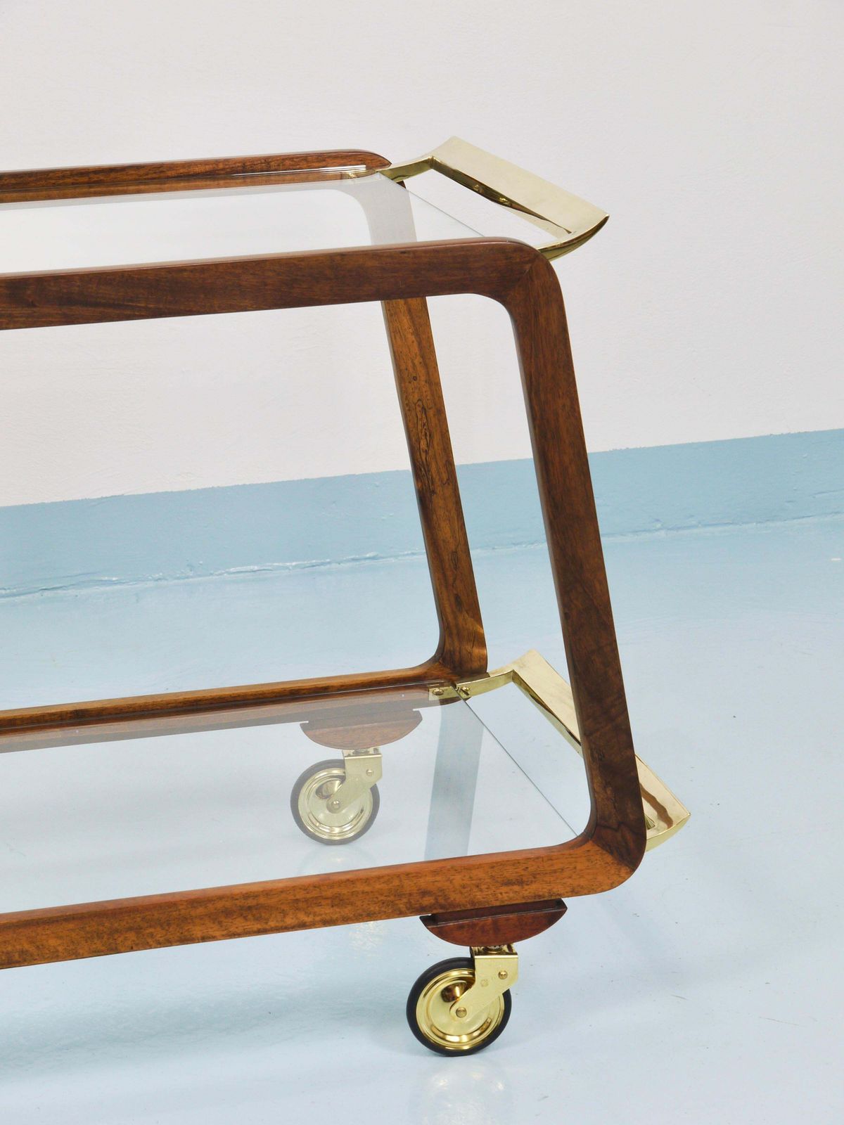 photo vintage Mid-Century walnoot messing barkar serveertrolley, ca. jaren 1950, toegeschreven aan Oswald Haerdtl