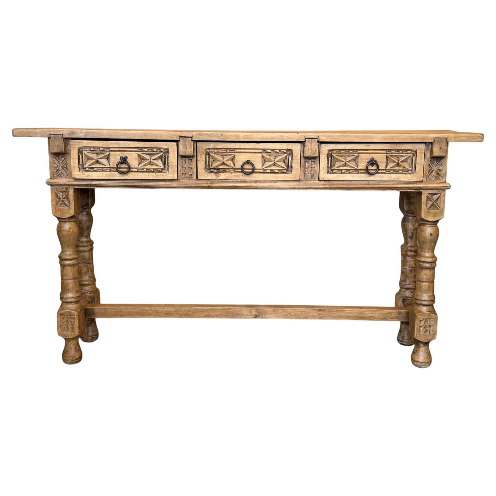 Console d'époque espagnole en bois de noyer clair sculpté, à trois tiroirs photo furniture