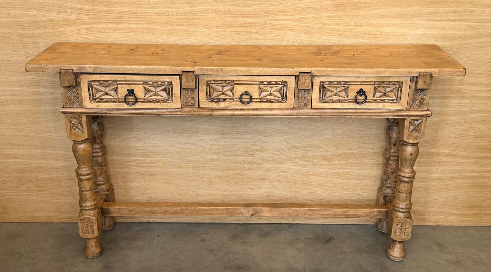 Console d'époque espagnole en bois de noyer clair sculpté, à trois tiroirs photo for sale