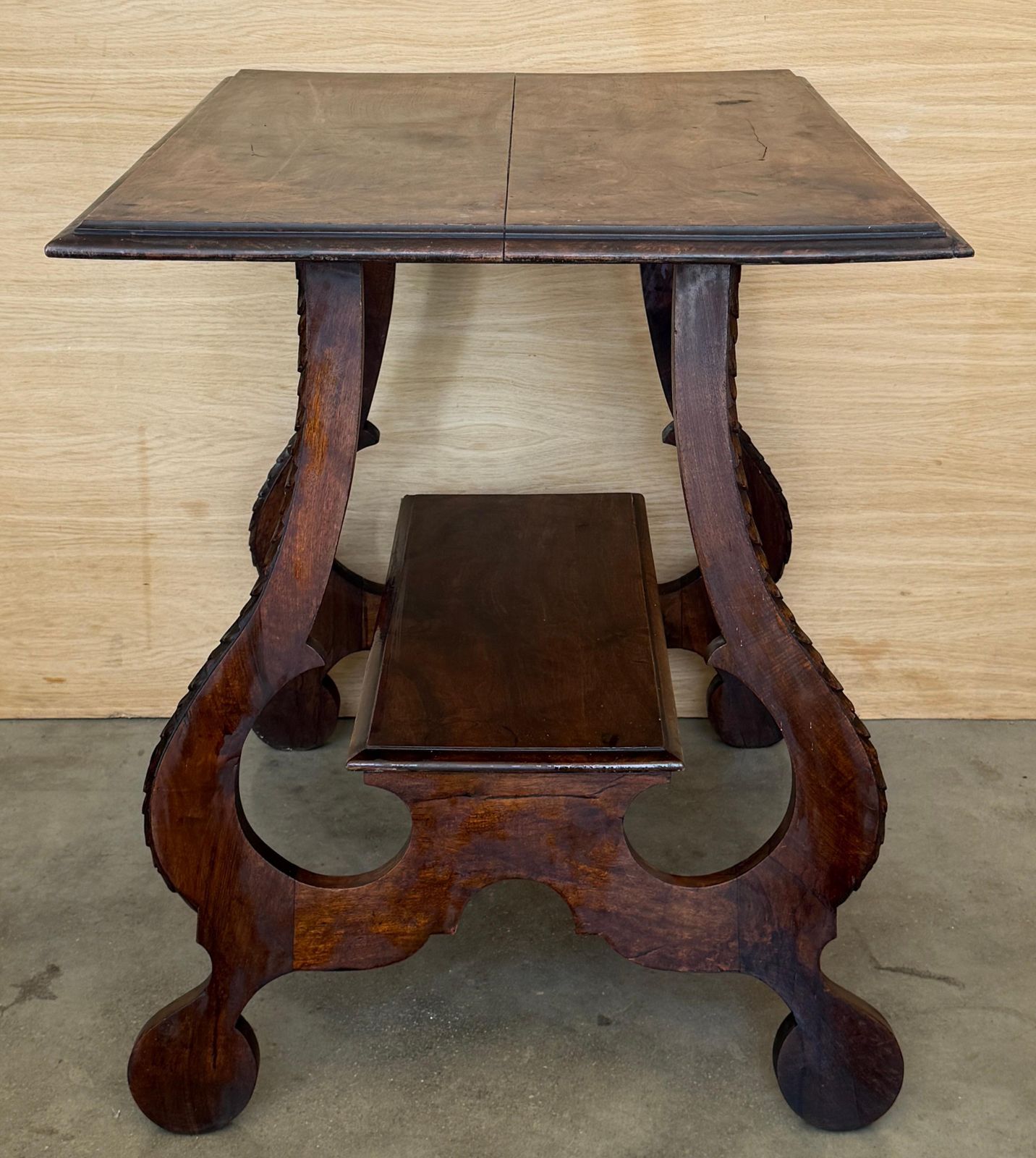 Console d'époque espagnole en bois sculpté, avec tablette basse photo vinterior