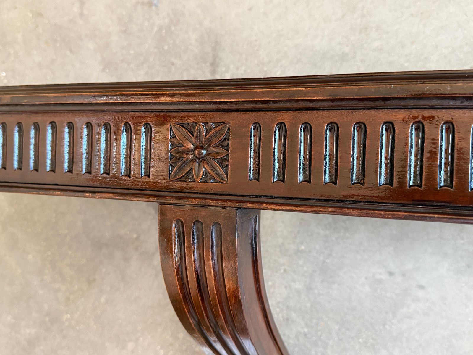 Mobilier Console murale en noyer massif photo