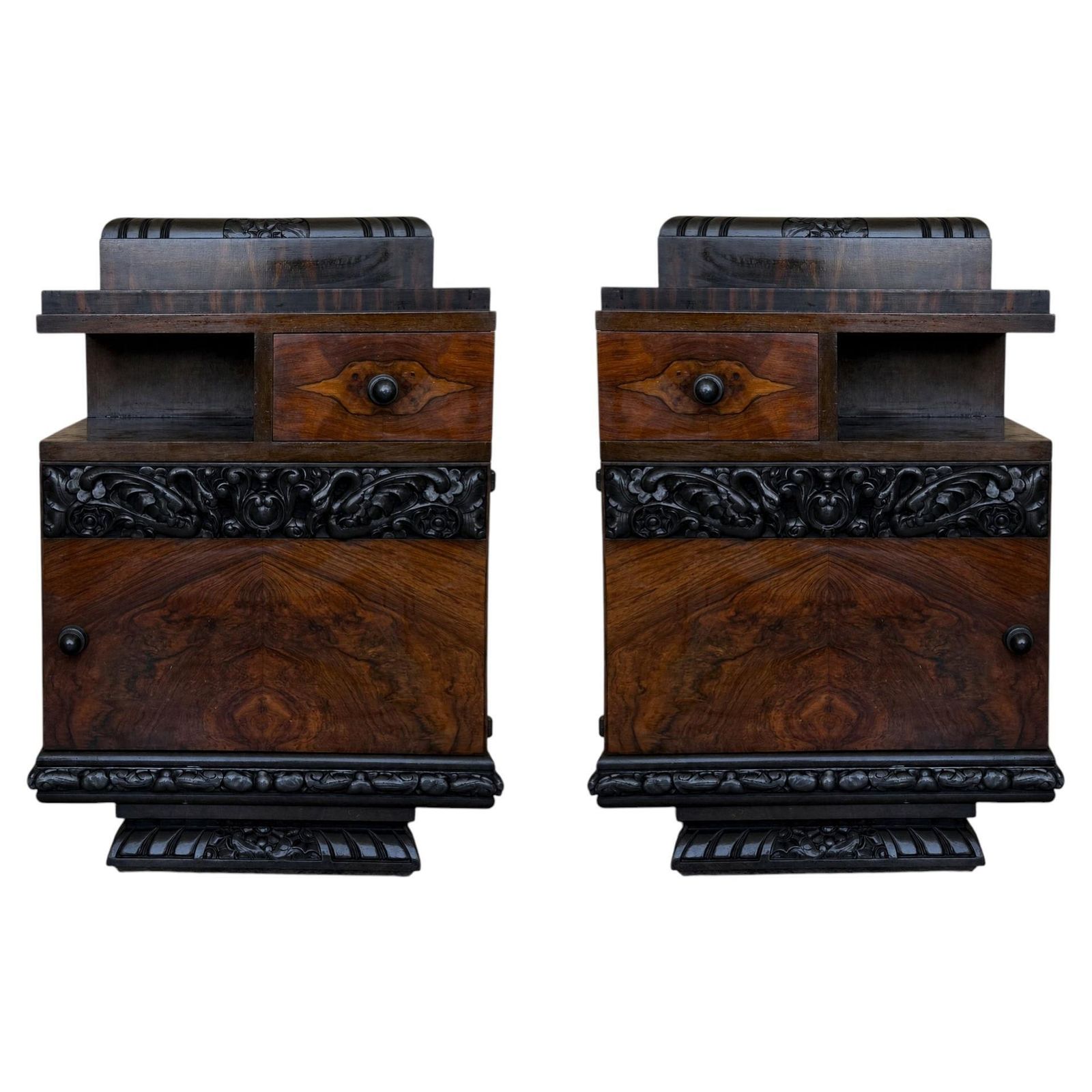 Paire de tables de chevet Art déco en placage de loupe de noyer sculpté