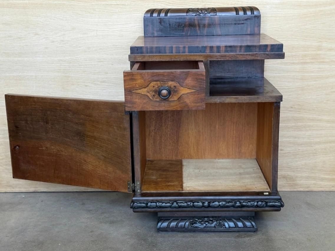 Paire de tables de chevet Art déco en placage de loupe de noyer sculpté photo vintage
