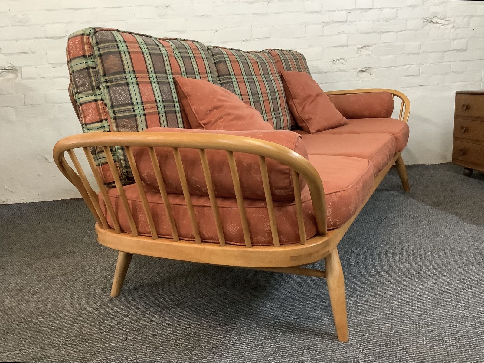 Ercol Studio Couch. photo 1450.0