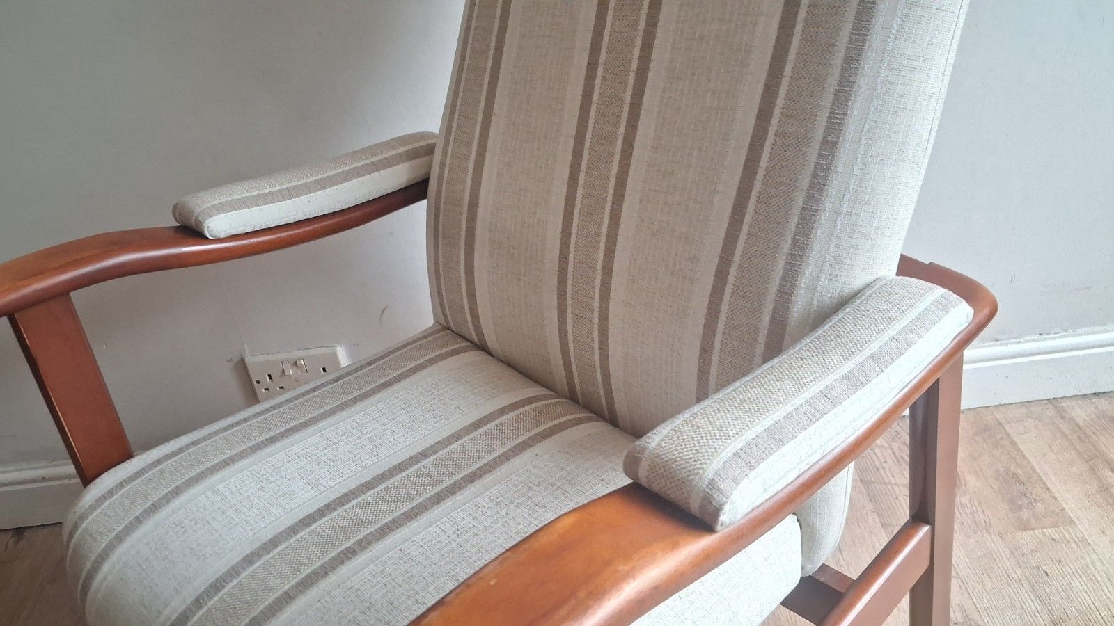 225.0 Super Cintique Mid  Century Teak Upholstered Armchair In Great Condition photo