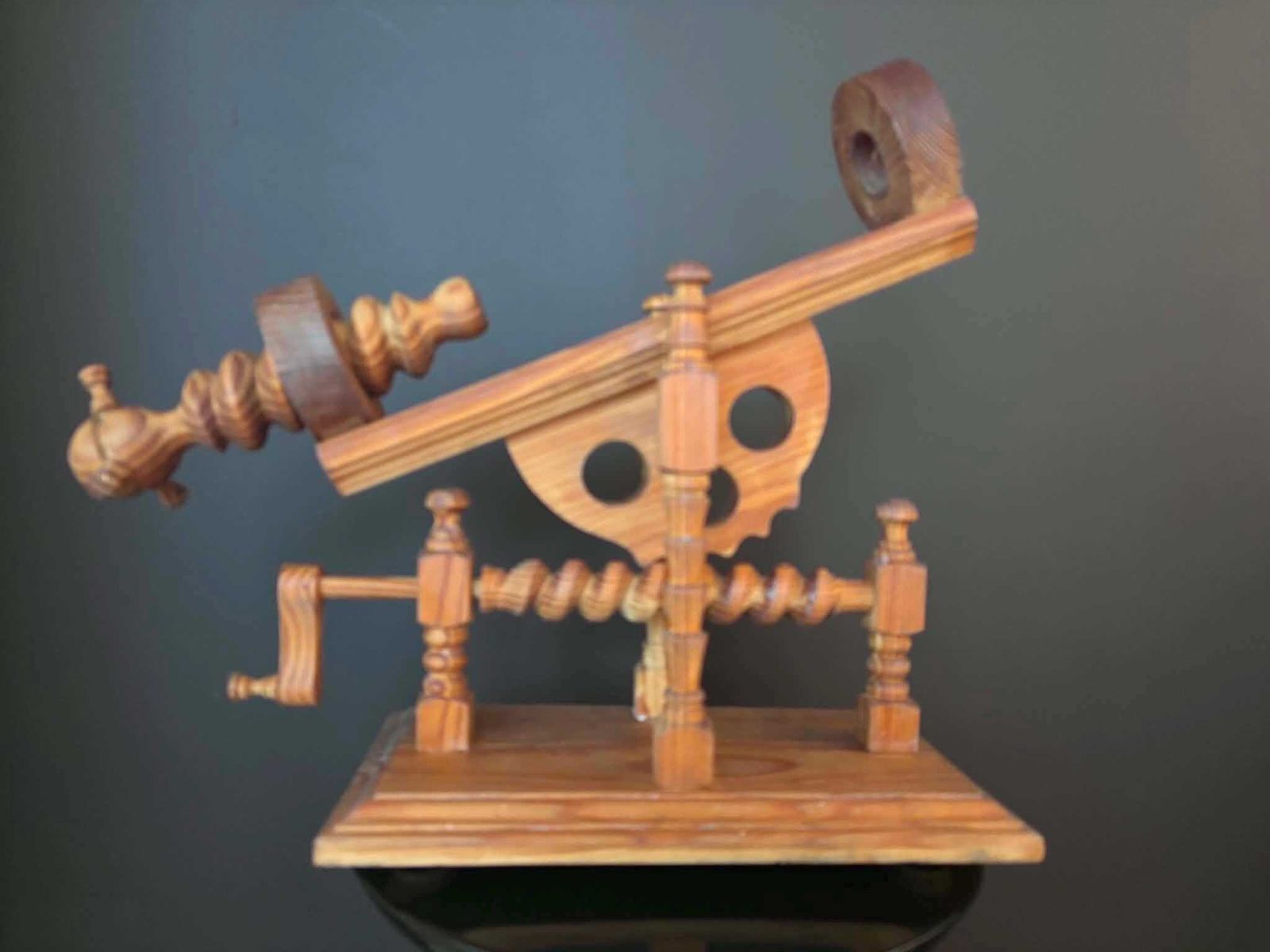 Vintage handgemaakte wijnkaraf wieg – mechanische kantelgieters, bardecoratie photo furniture
