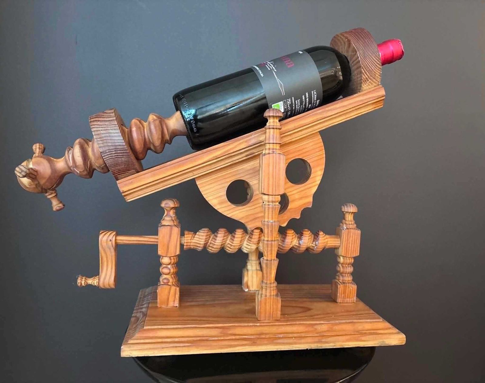 photo vinterior Vintage Handgemaakte Wijnkaraf Wieg – Mechanische Kantelgieters, Bardecoratie