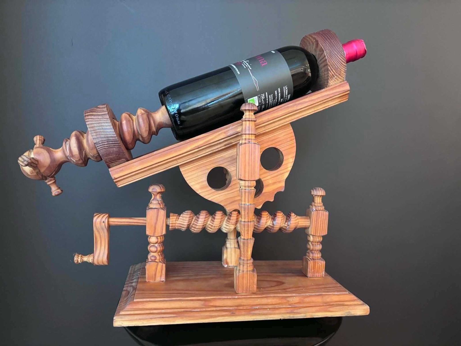 photo vintage Vintage Handgemaakte Wijnkaraf Wieg – Mechanische Kantelgieters, Bardecoratie