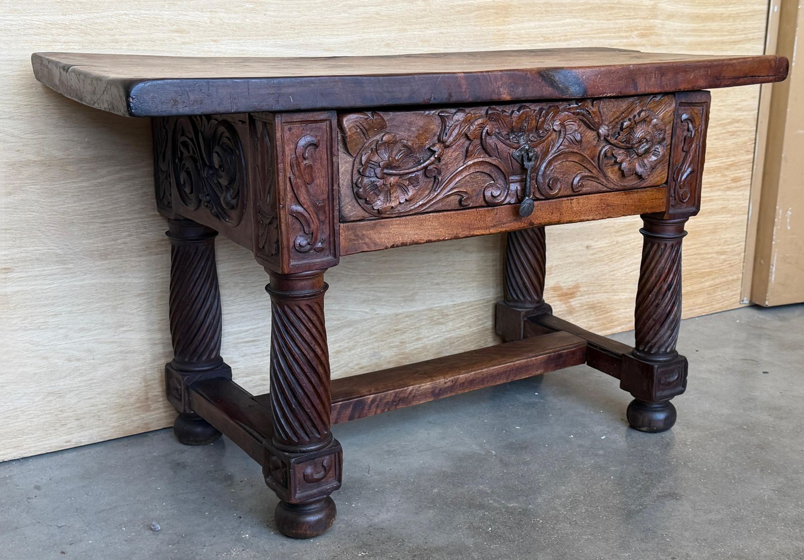 Table d'appoint ou table basse en noyer sculpté, fin du XIXe siècle photo Mobilier