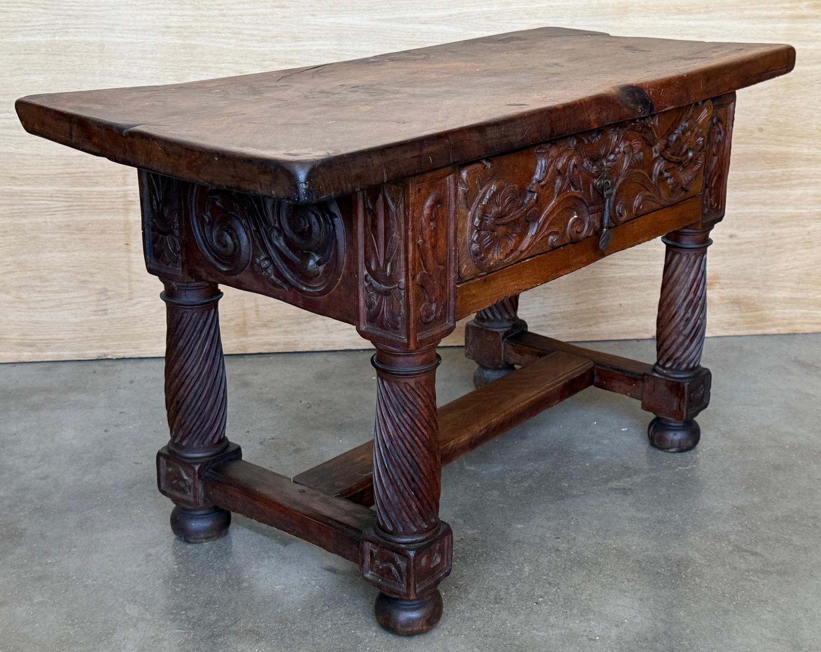 Table d'appoint ou table basse en noyer sculpté, fin du XIXe siècle photo buy