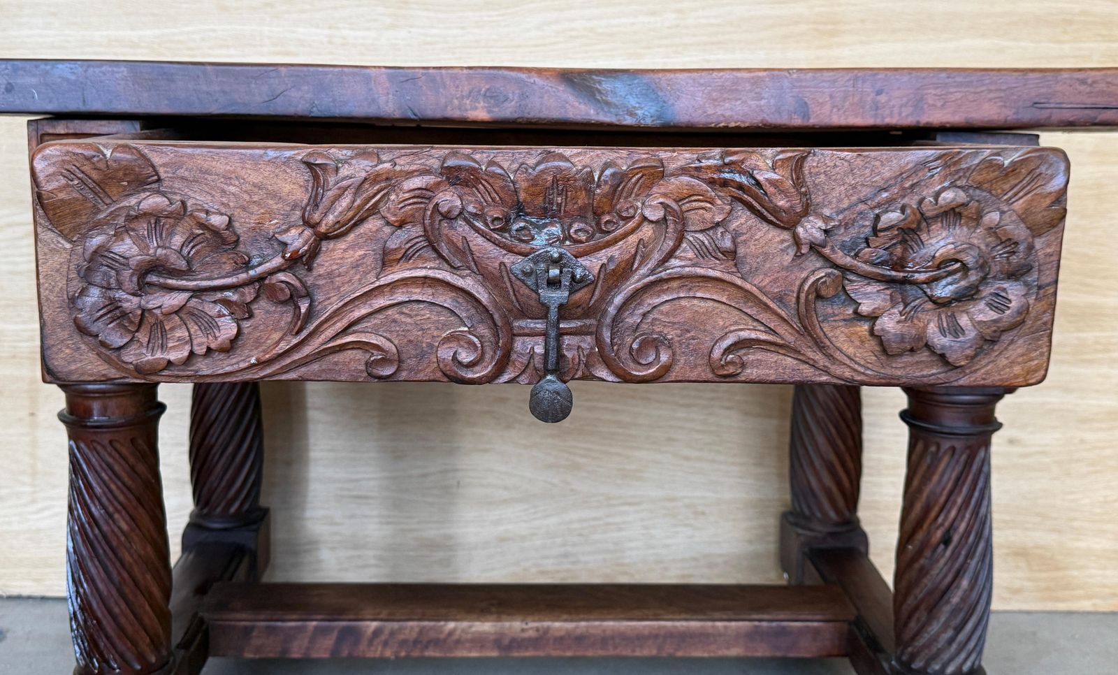 Mobilier Table d'appoint ou table basse en noyer sculpté, fin du XIXe siècle photo